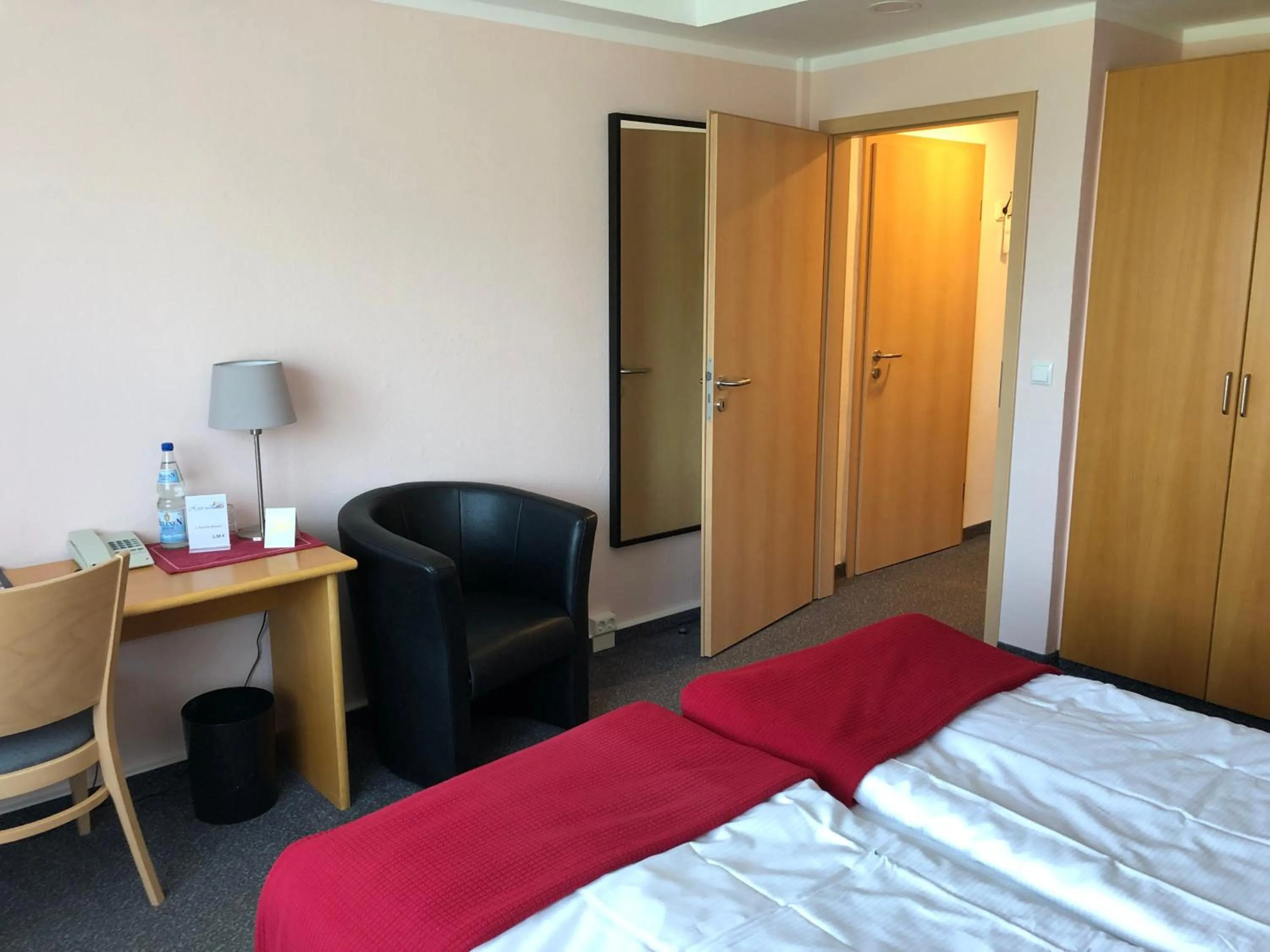 Bedroom, Bed in Hotel am Tierpark