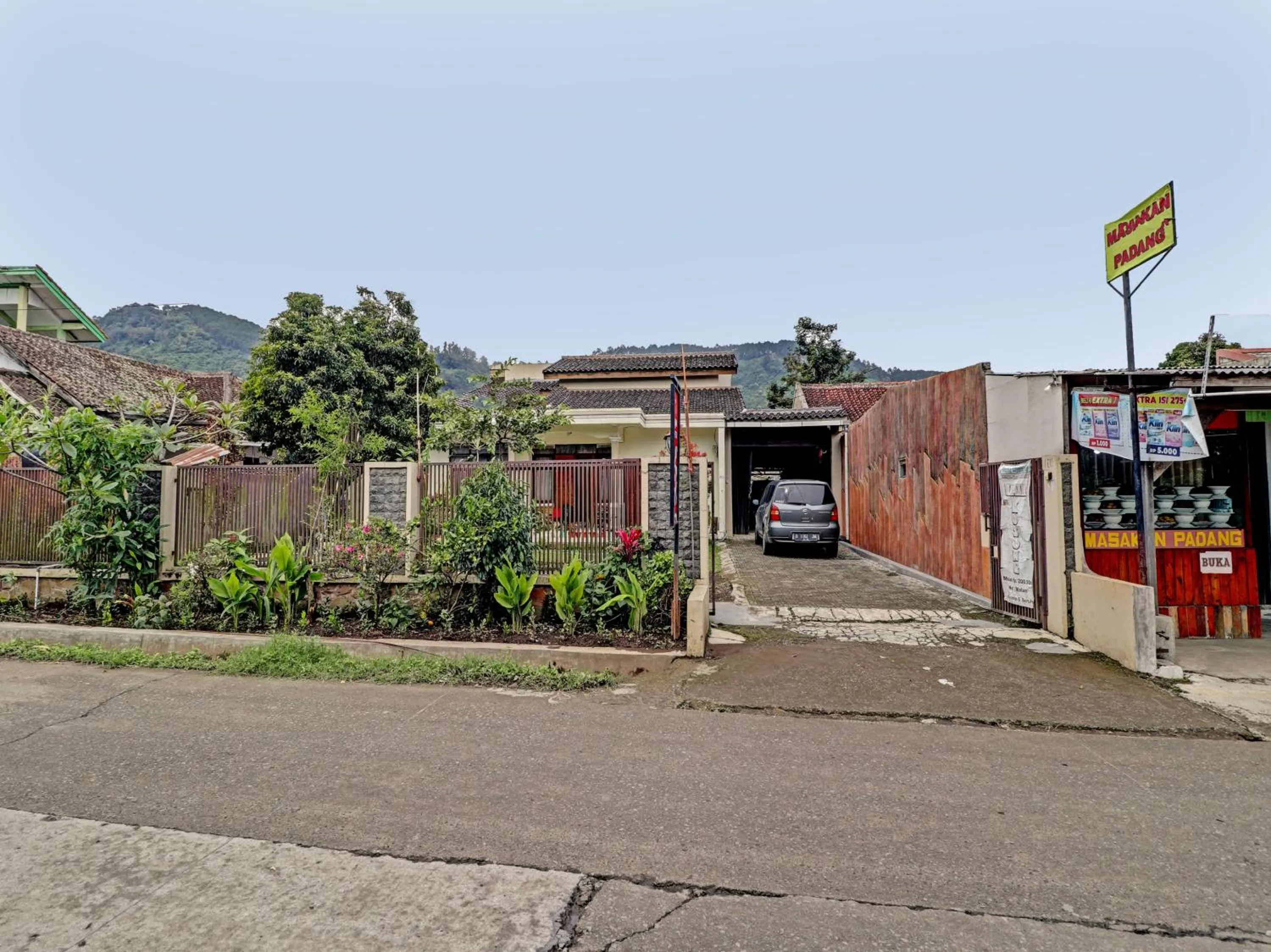 Facade/entrance in OYO 90454 Adinda Homestay Cibodas Lembang