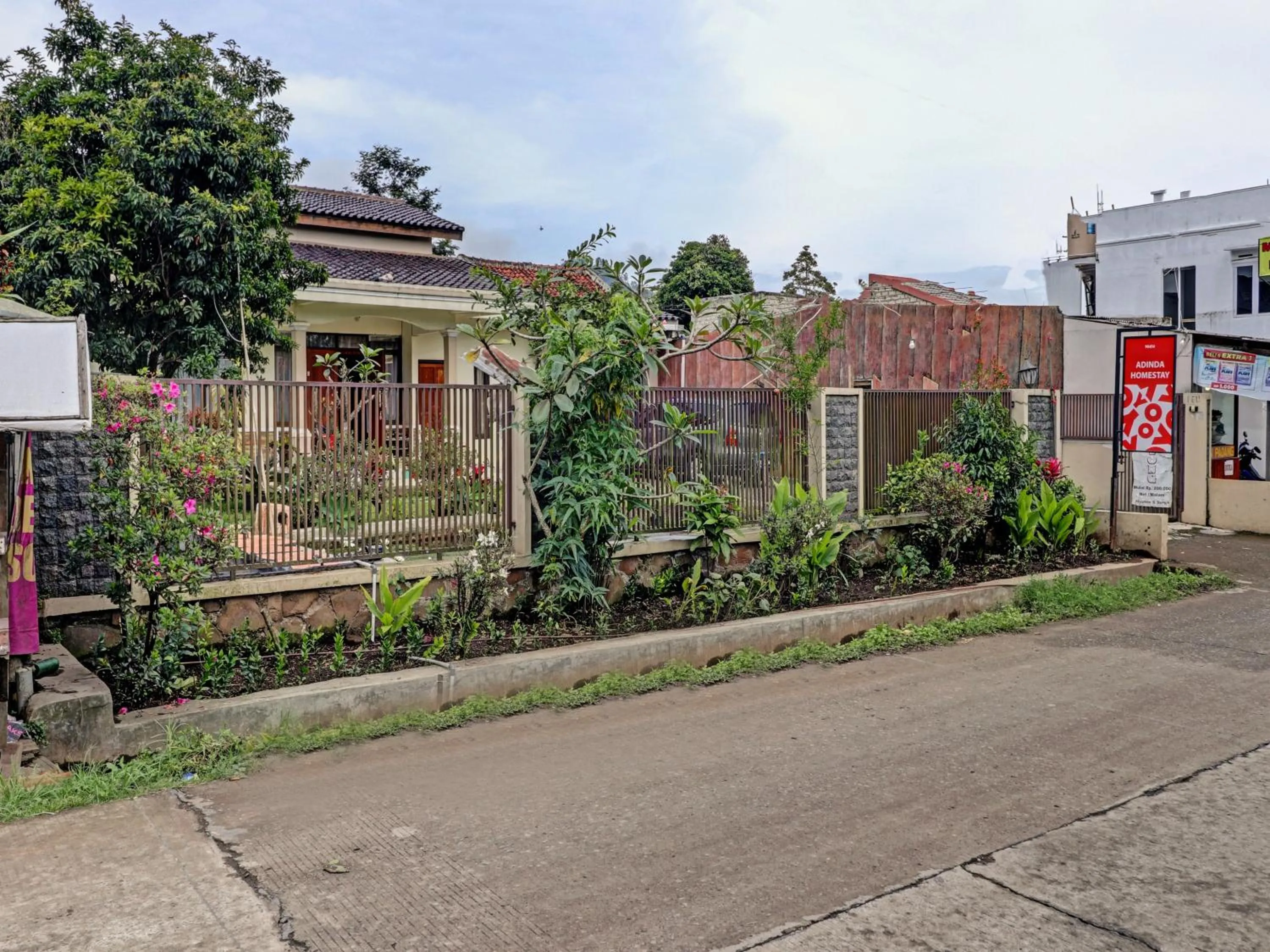 Facade/entrance in OYO 90454 Adinda Homestay Cibodas Lembang