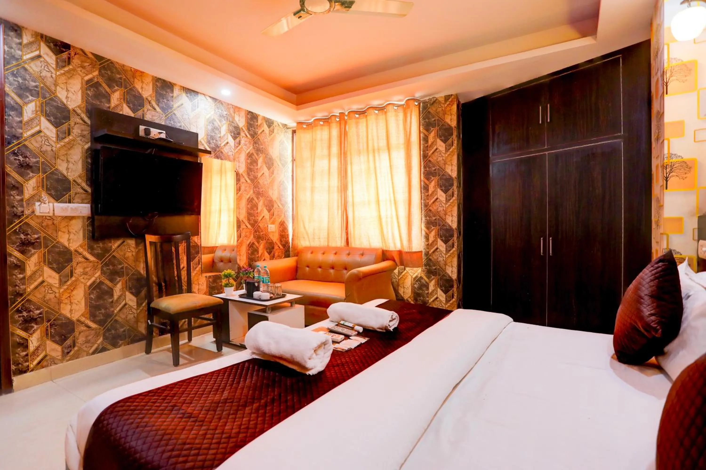 Communal lounge/ TV room in Hotel Royal Sky Luxury Near Delhi Airport