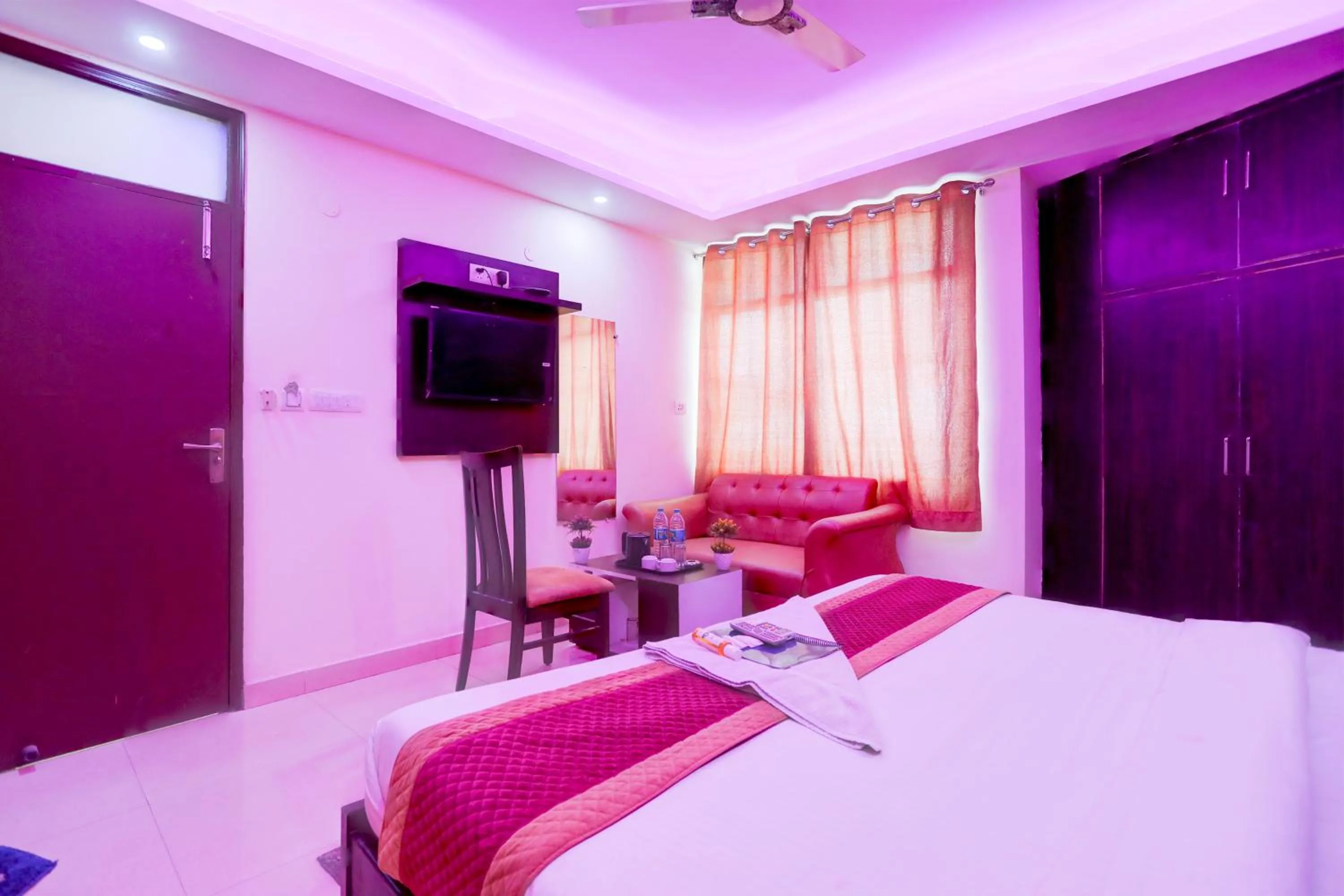 Communal lounge/ TV room in Hotel Royal Sky Luxury Near Delhi Airport