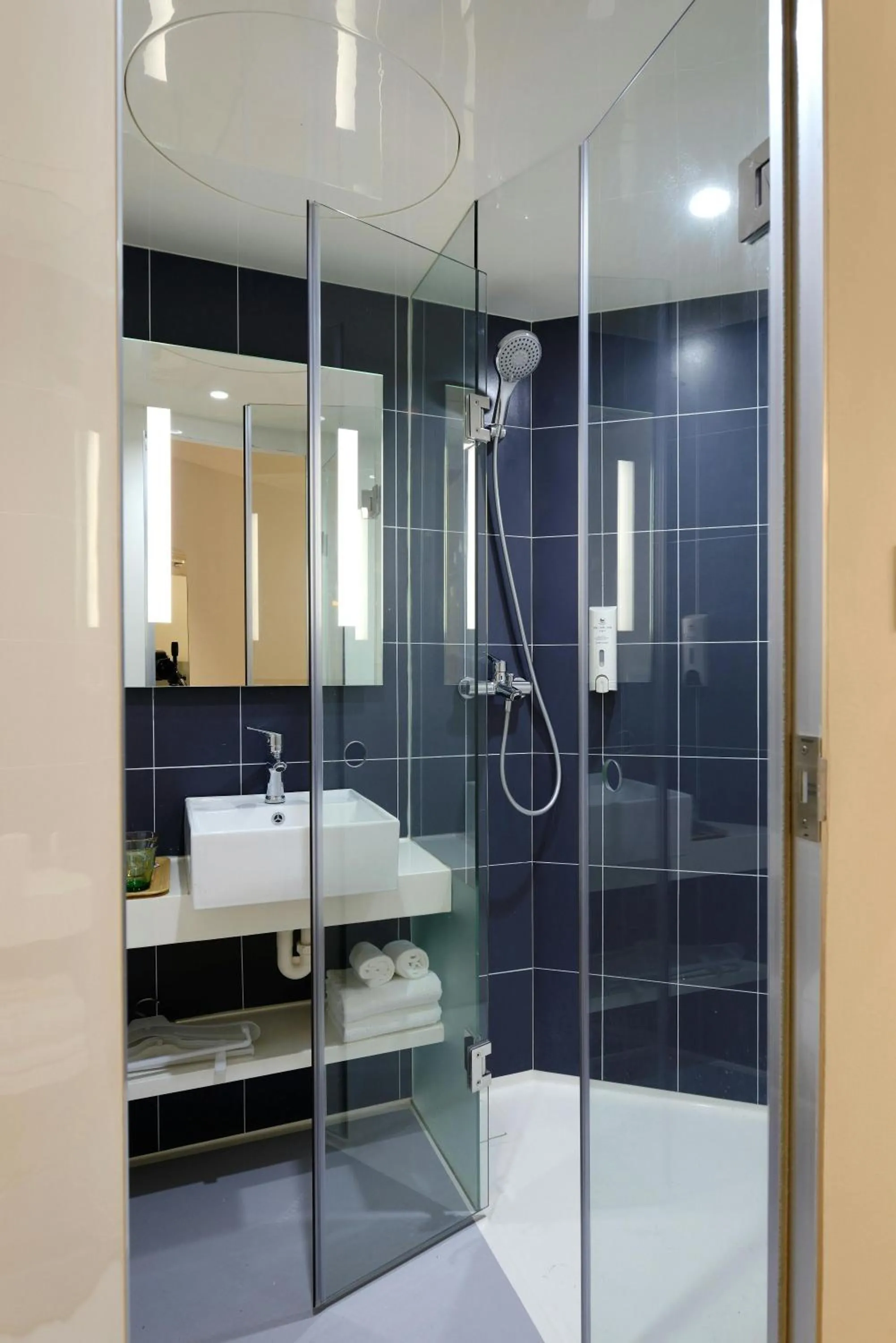 Shower in Hotel Royal Sky Luxury Near Delhi Airport