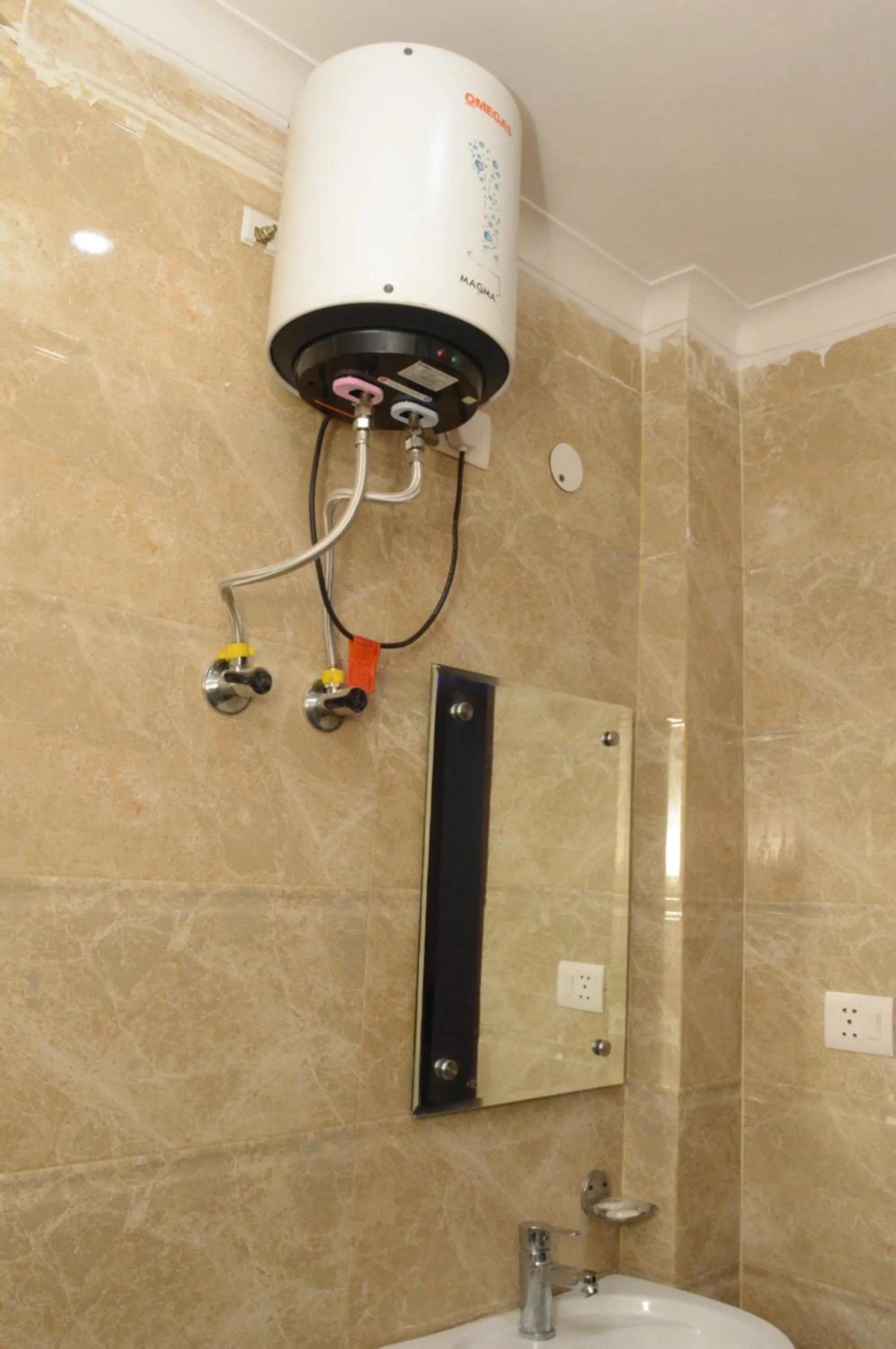 Shower in Hotel Royal Sky Luxury Near Delhi Airport