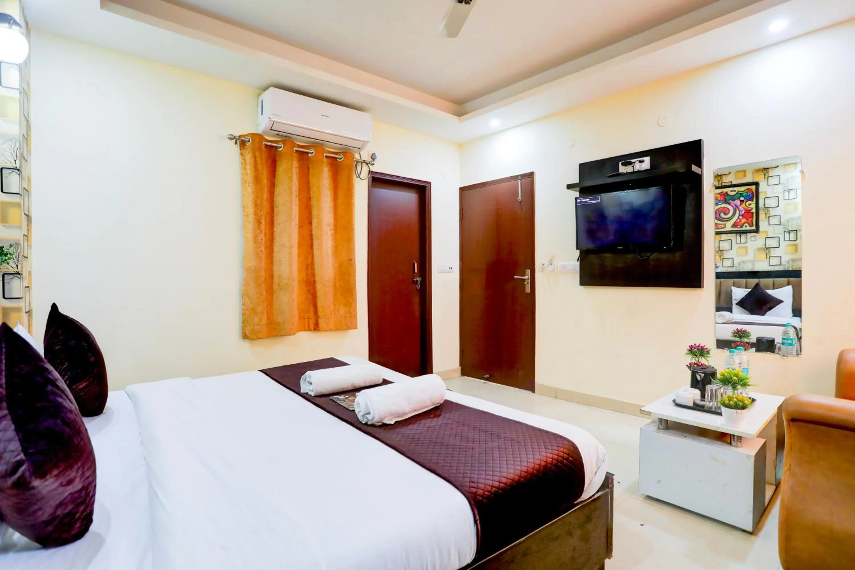 TV and multimedia in Hotel Royal Sky Luxury Near Delhi Airport
