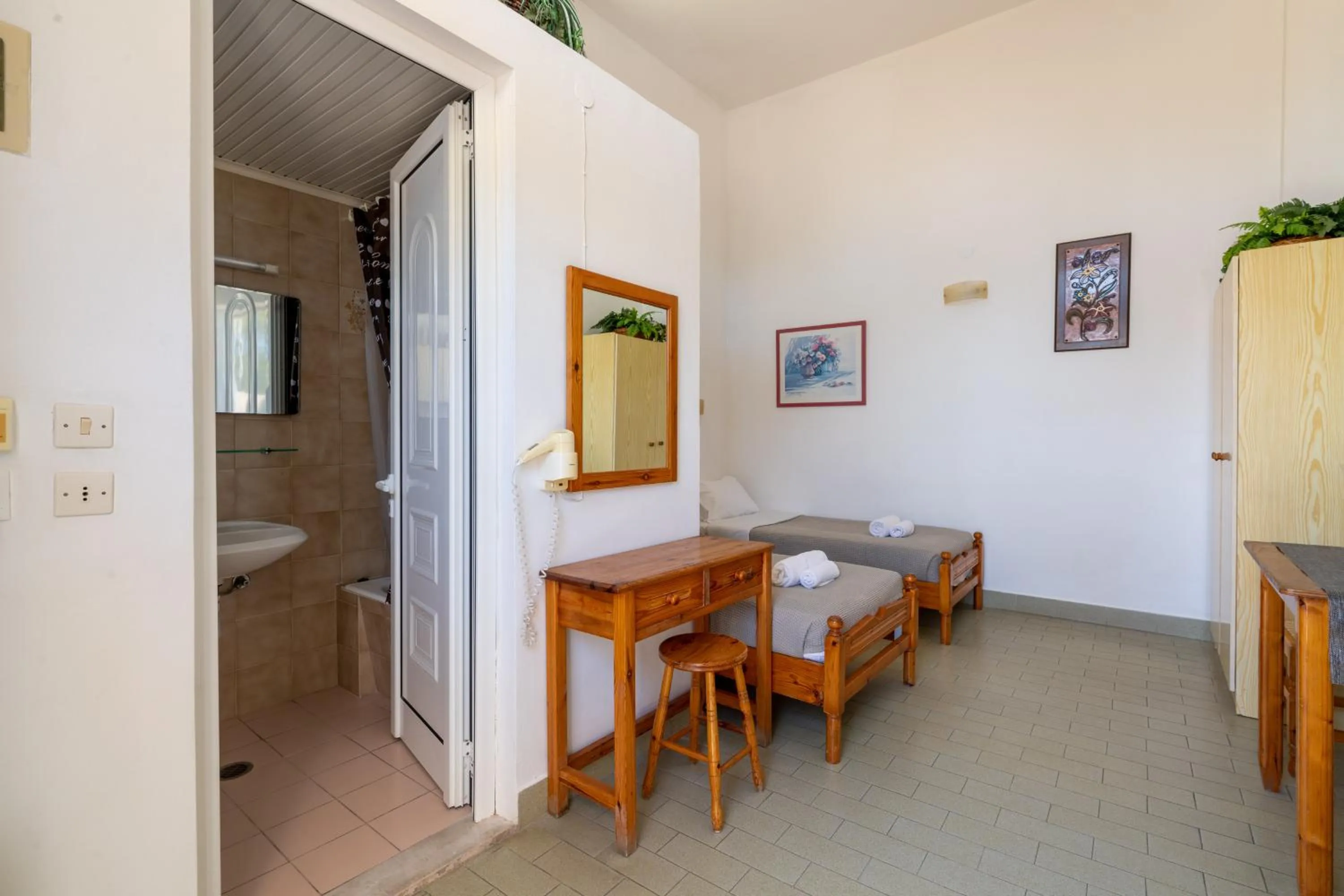 Dining area in Pefkos View Apartments