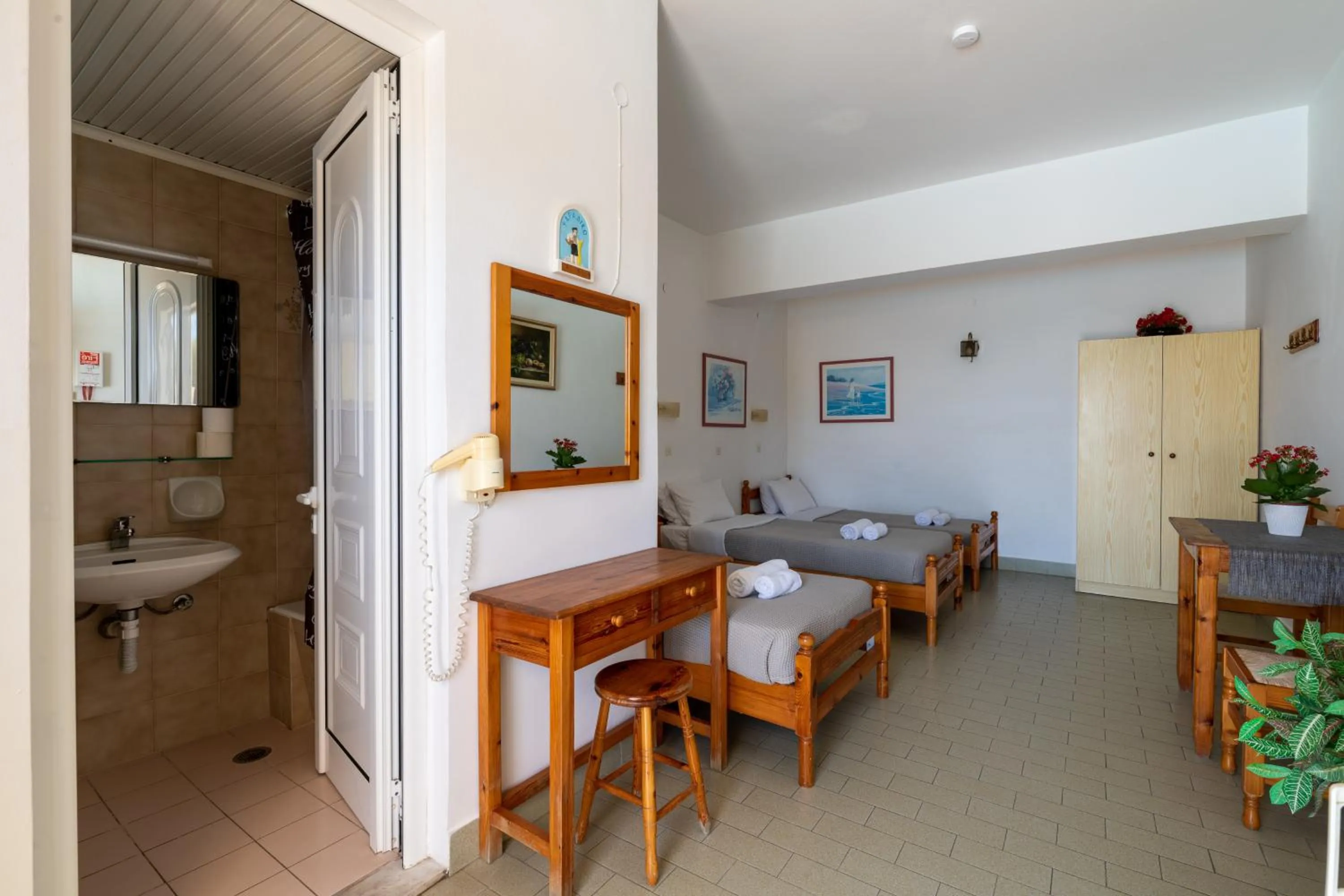 Dining area in Pefkos View Apartments
