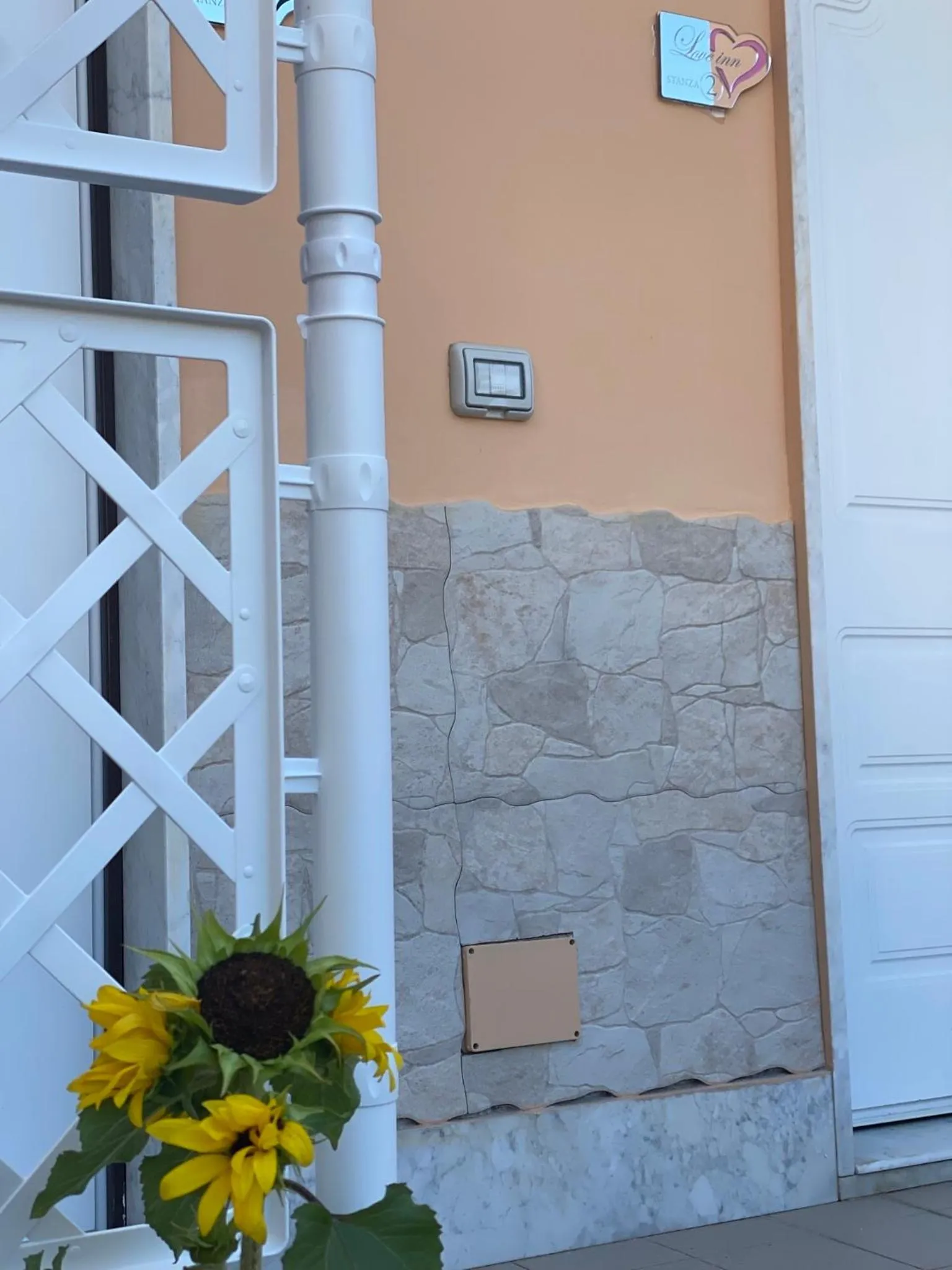 Facade/entrance in Love inn