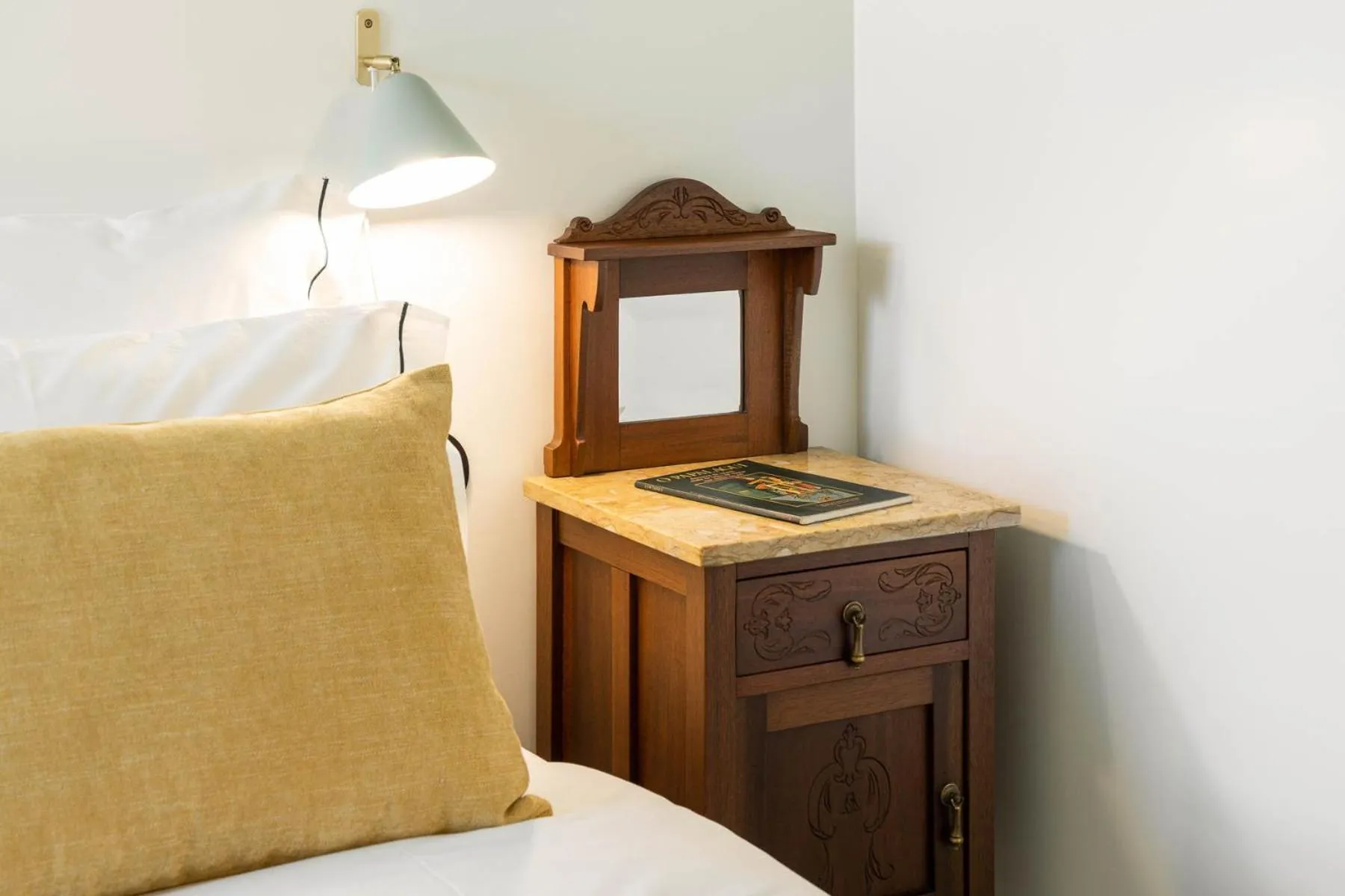 Decorative detail, Bed in Covelo - The Original Rooms and Suites