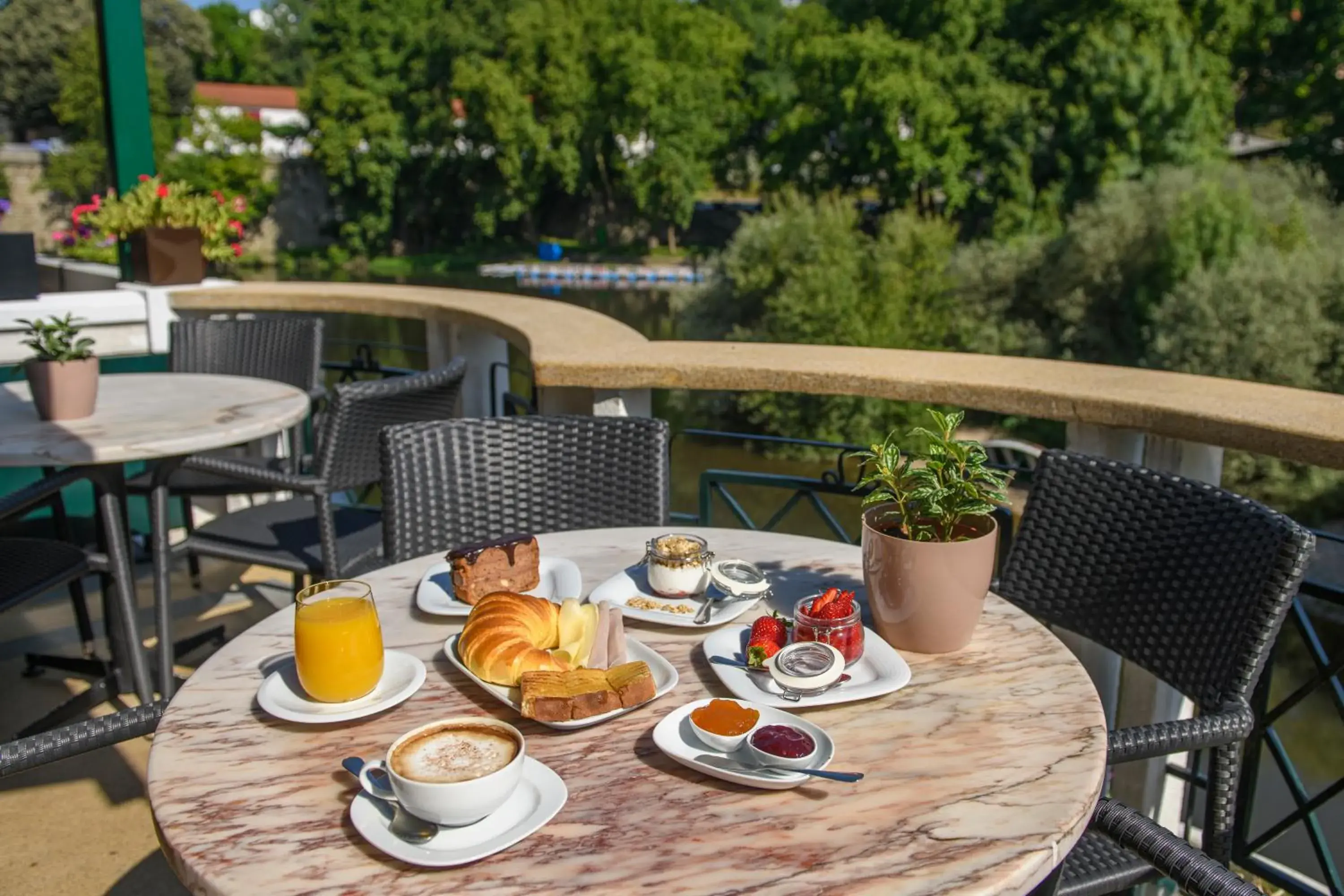 Breakfast in Covelo - The Original Rooms and Suites Breakfast in Covelo - The Original Rooms and Suites