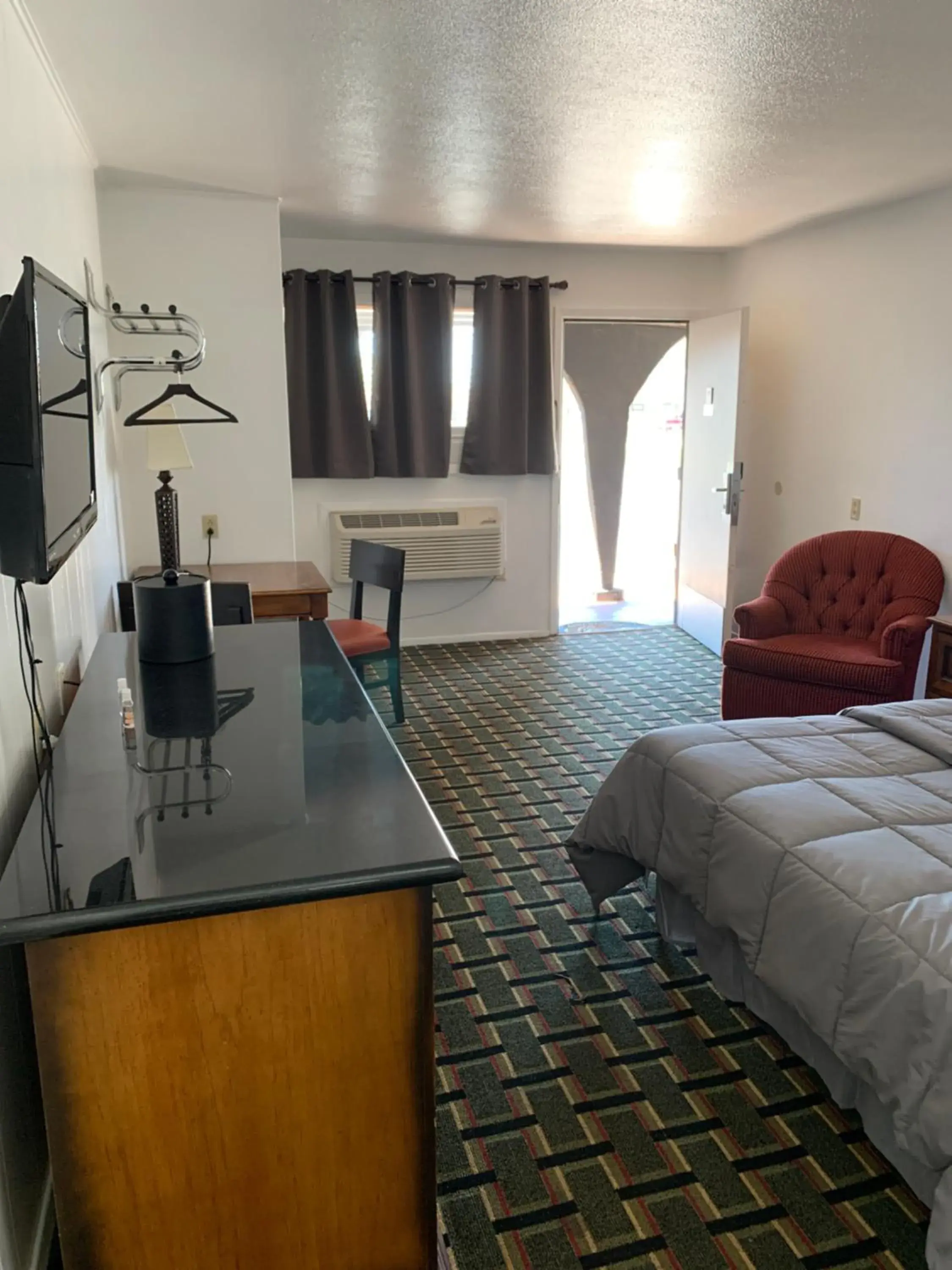 Raton’s Peak Inn Raton’s Peak Inn