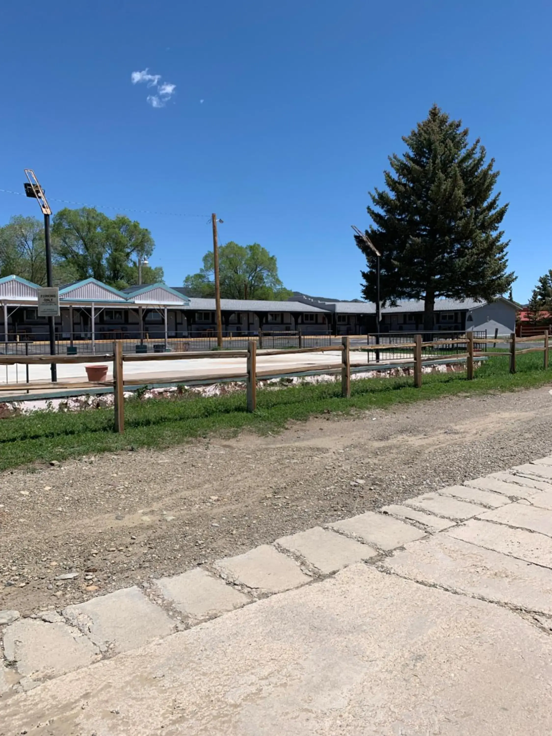 Raton’s Peak Inn Raton’s Peak Inn