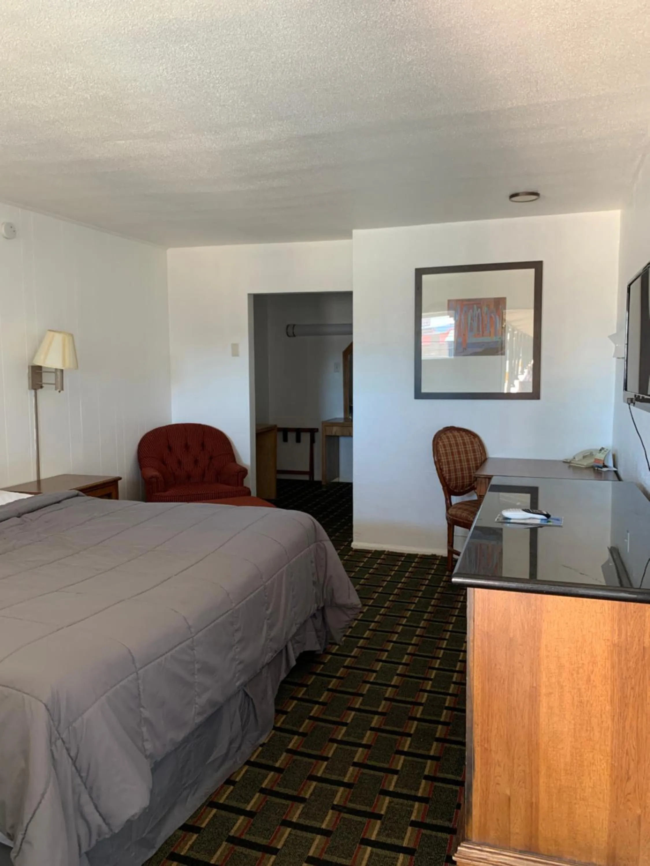 Bed in Raton’s Peak Inn