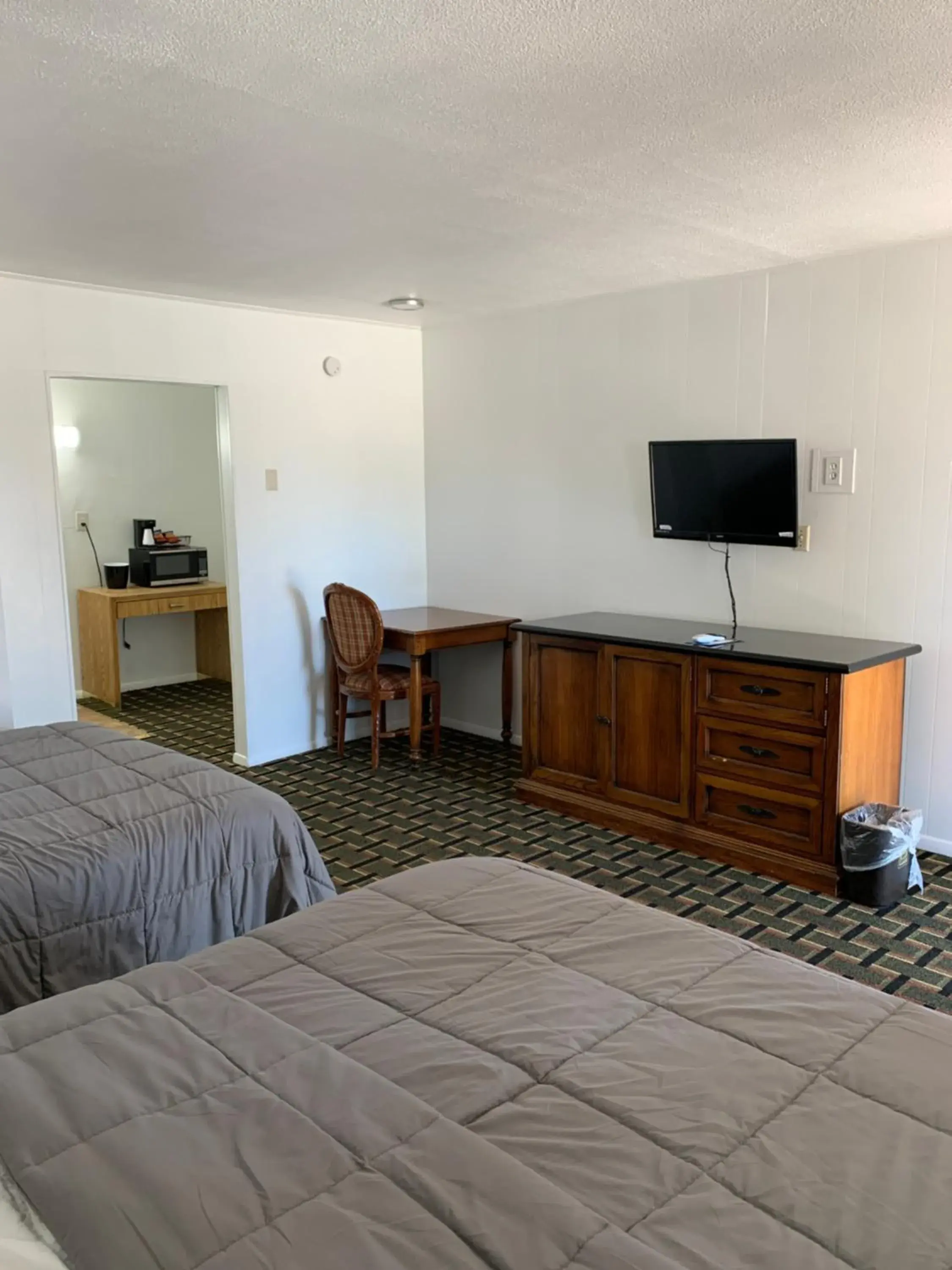 Bed in Raton’s Peak Inn Bed in Raton’s Peak Inn