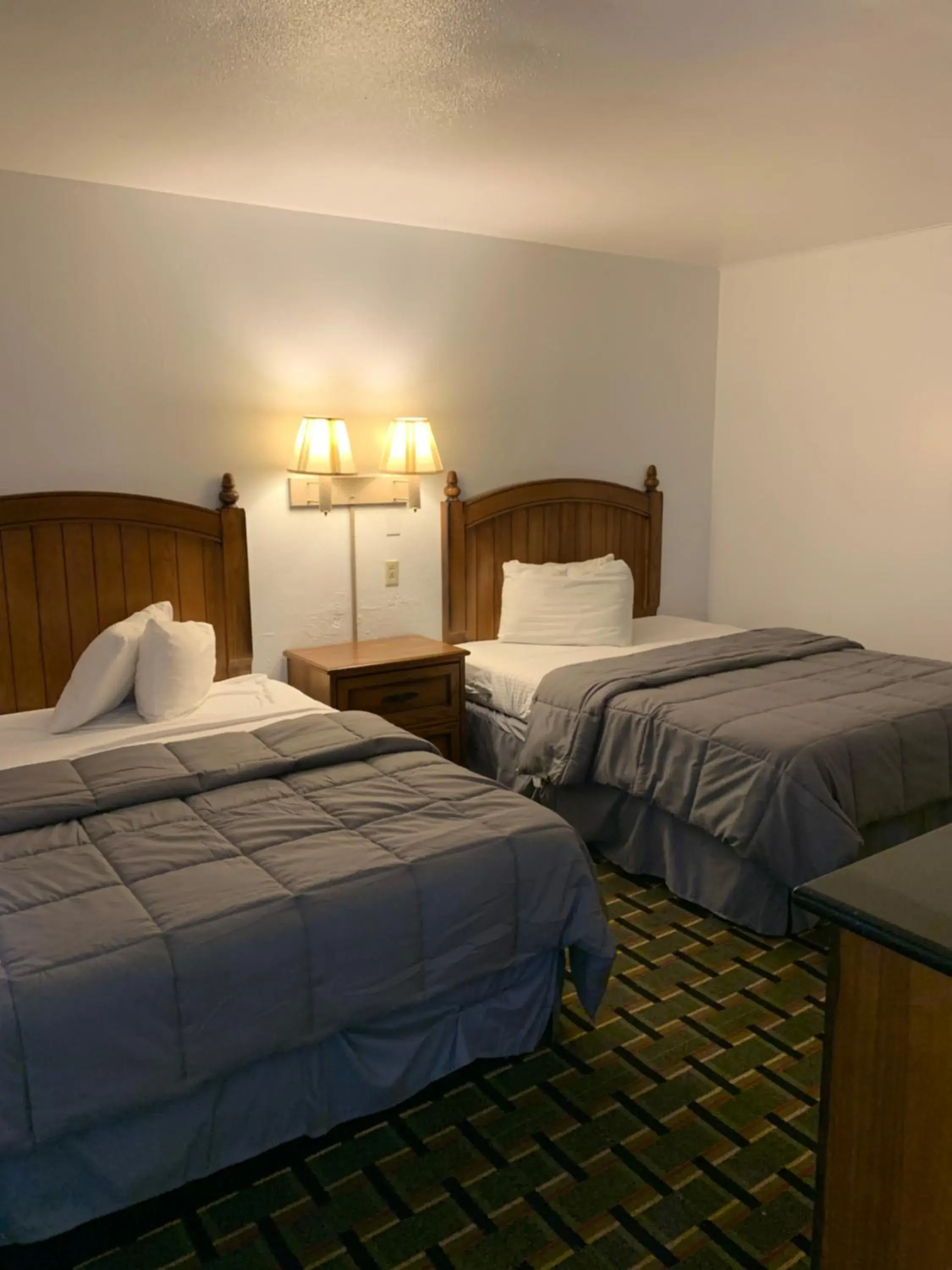 Bed in Raton’s Peak Inn Bed in Raton’s Peak Inn