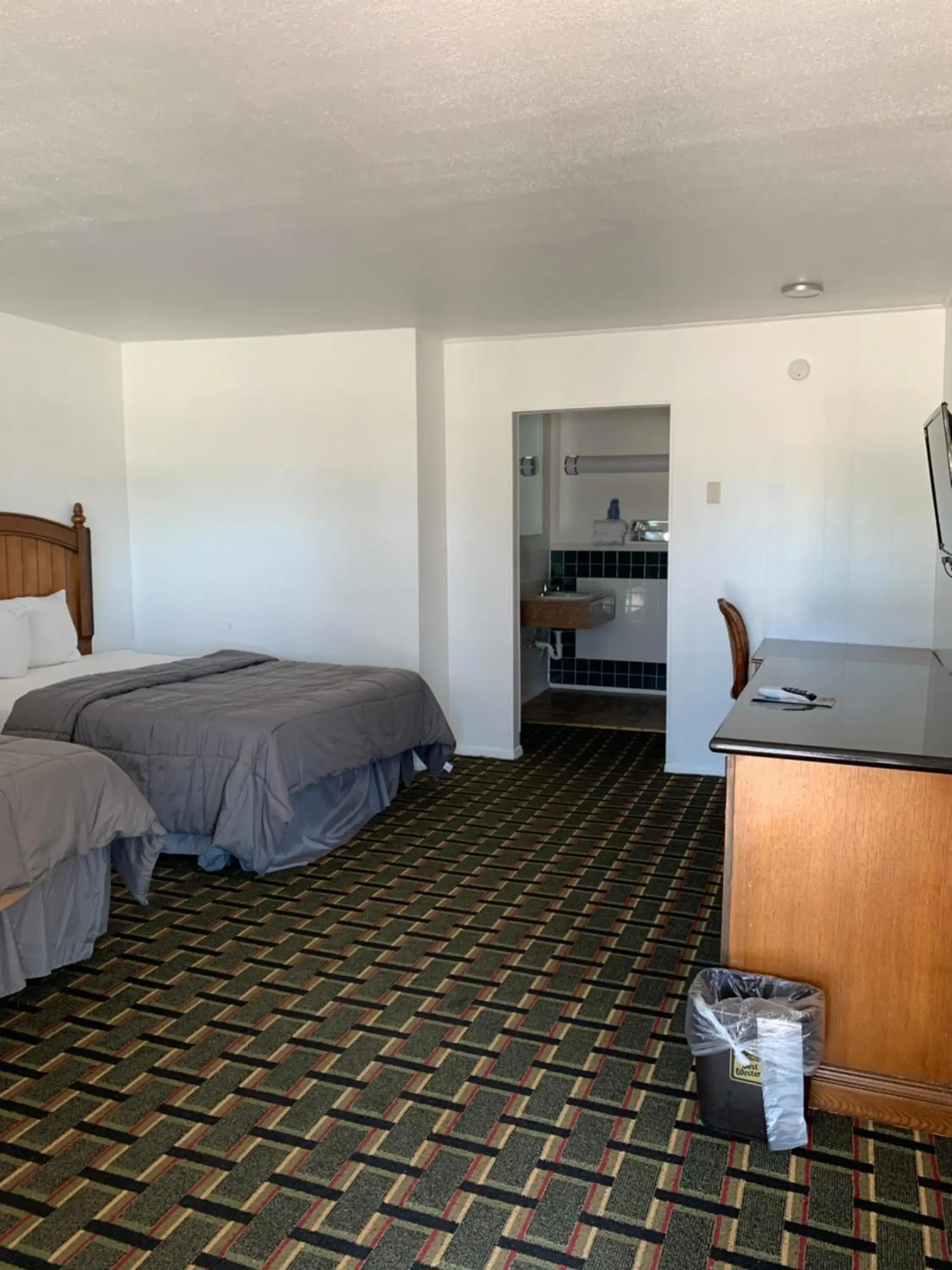 Bed in Raton’s Peak Inn Bed in Raton’s Peak Inn