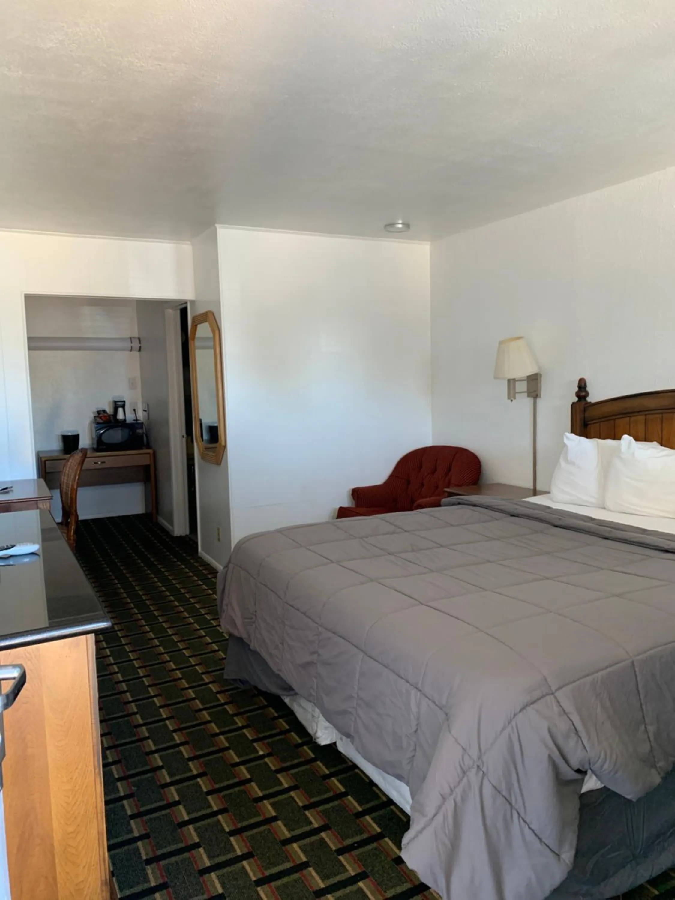 Bed in Raton’s Peak Inn