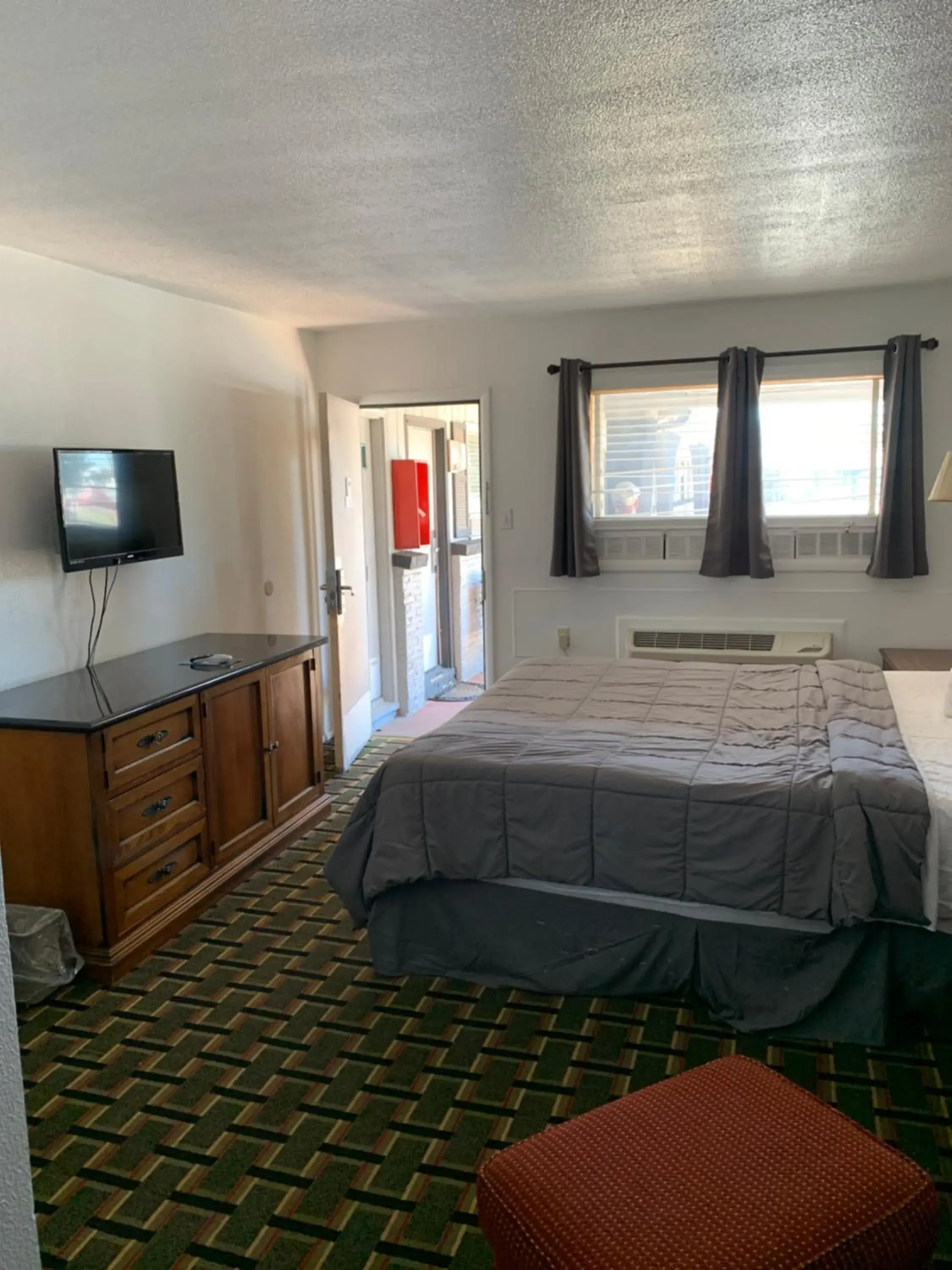 Bed in Raton’s Peak Inn Bed in Raton’s Peak Inn