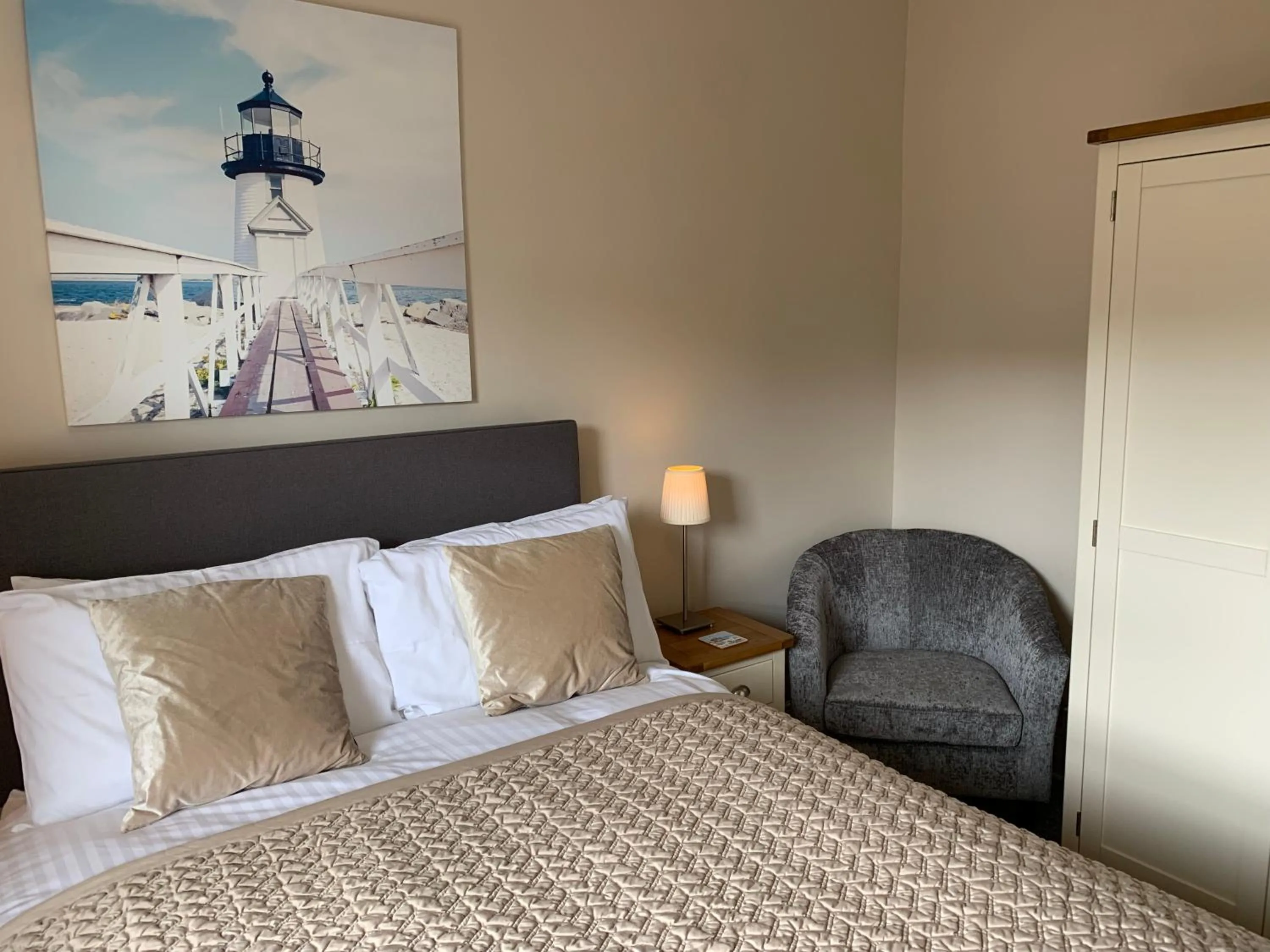 Bedroom, Bed in The Chestnuts