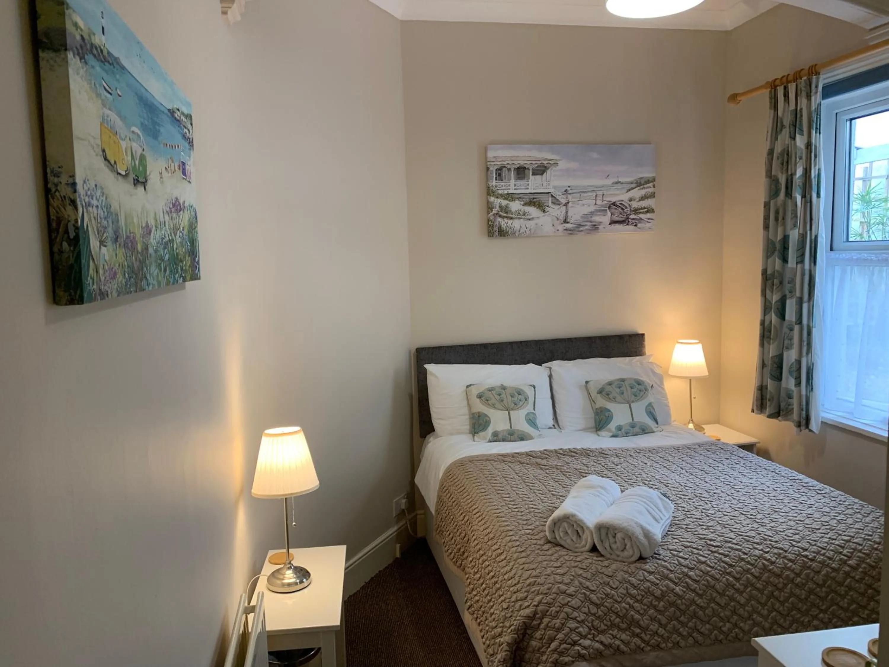 Bedroom, Bed in The Chestnuts
