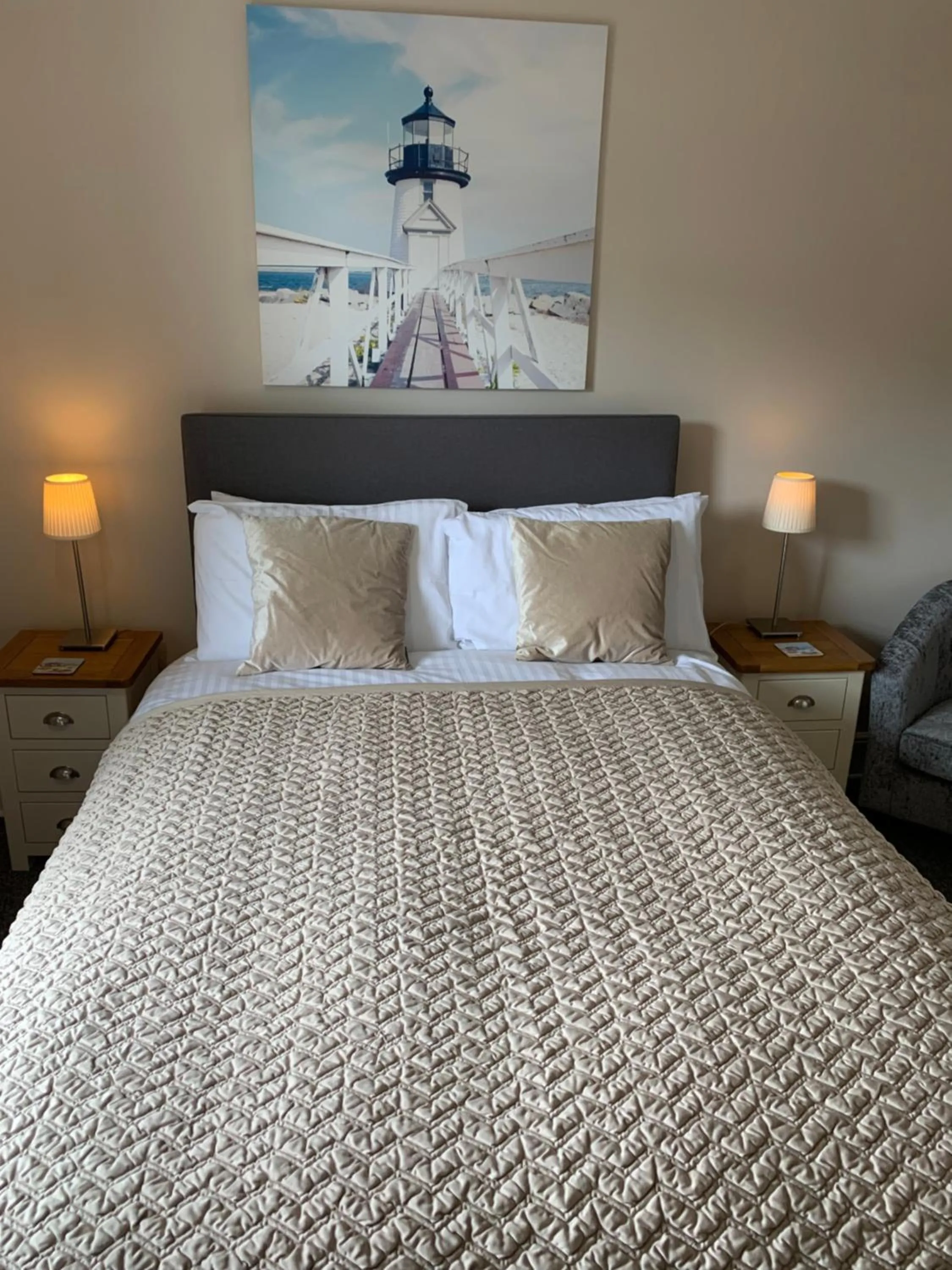 Bedroom, Bed in The Chestnuts