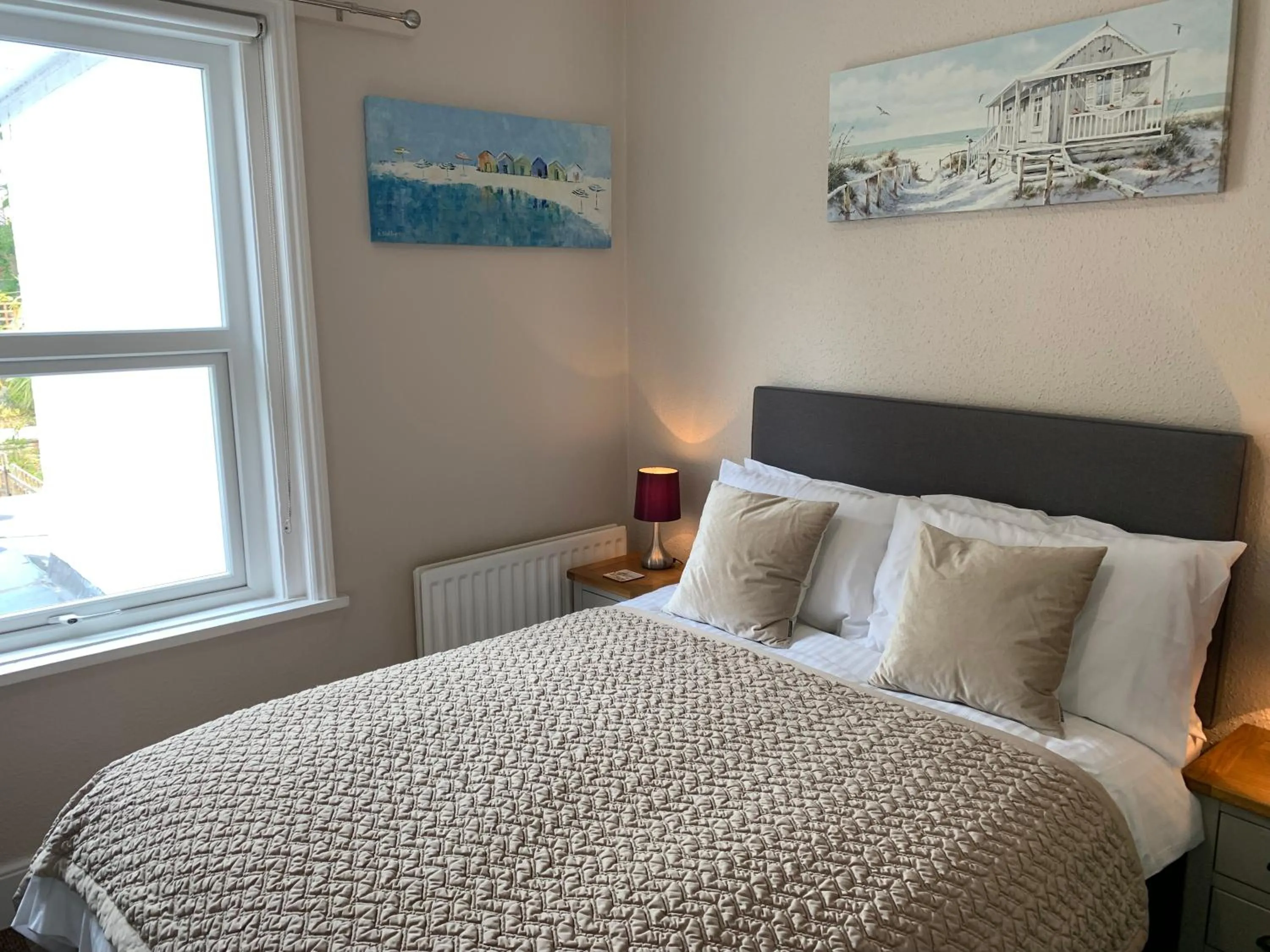 Bedroom, Bed in The Chestnuts