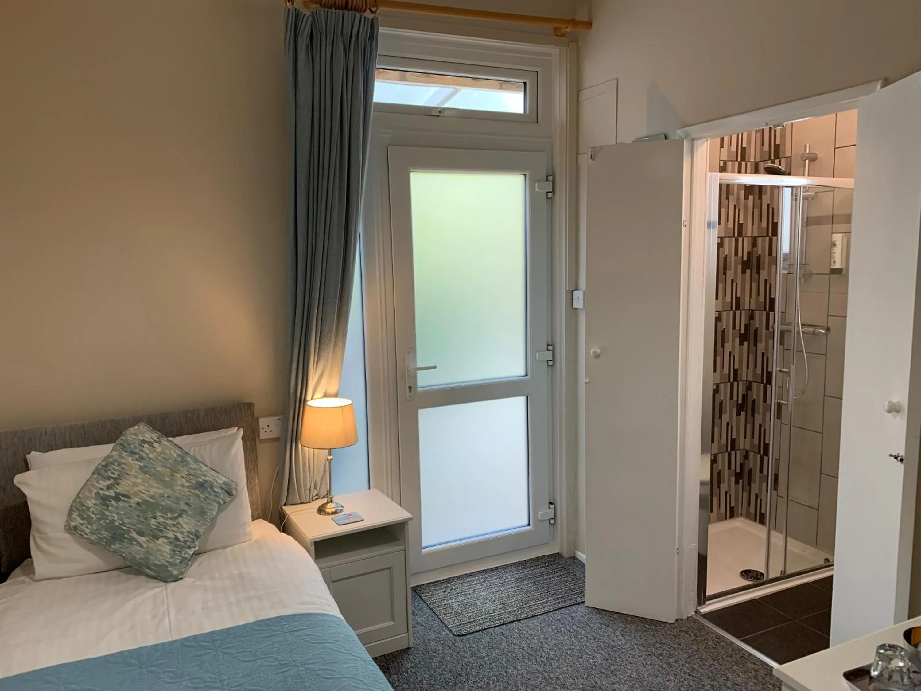 Bedroom, Bed in The Chestnuts