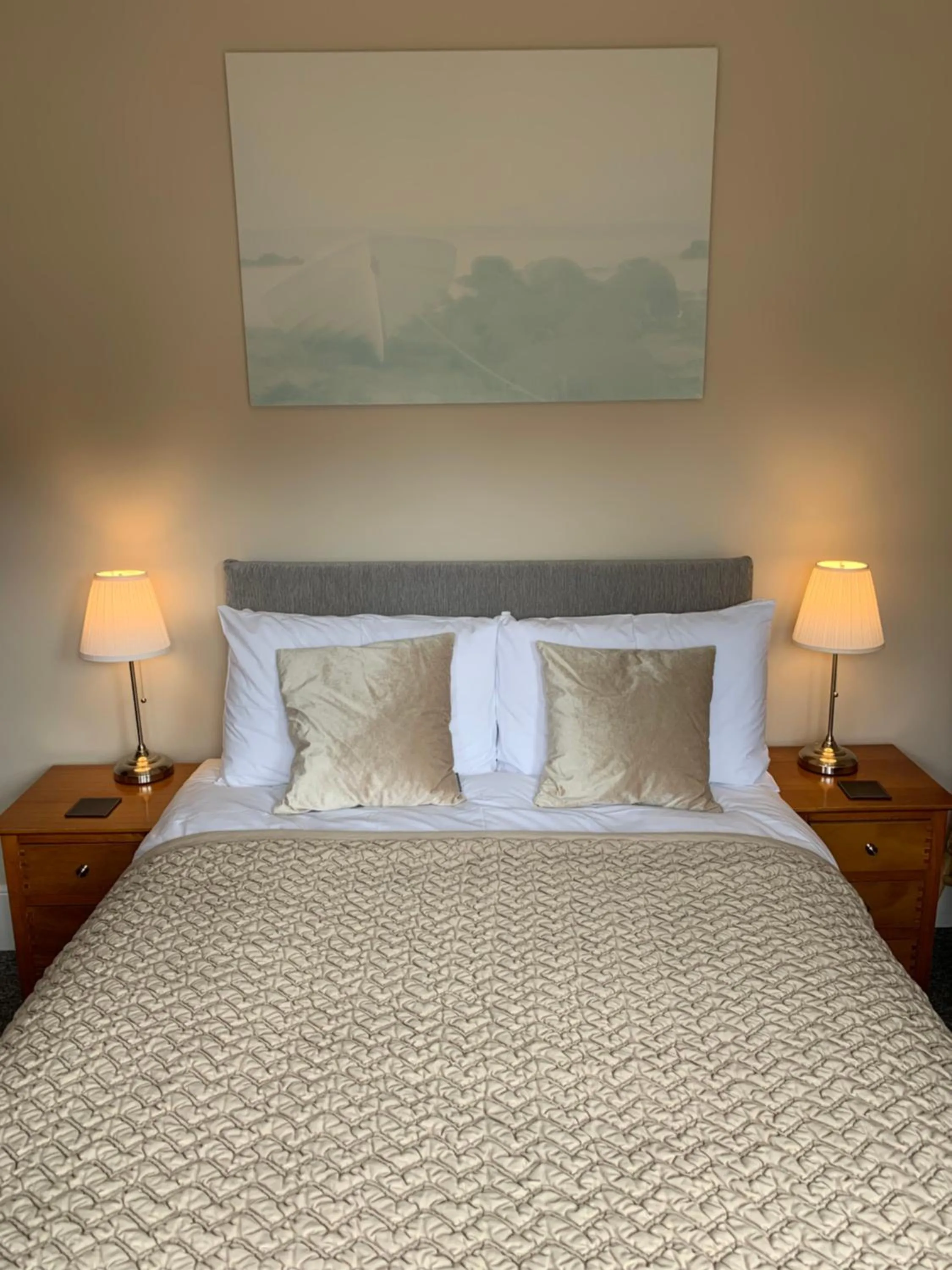 Bedroom, Bed in The Chestnuts