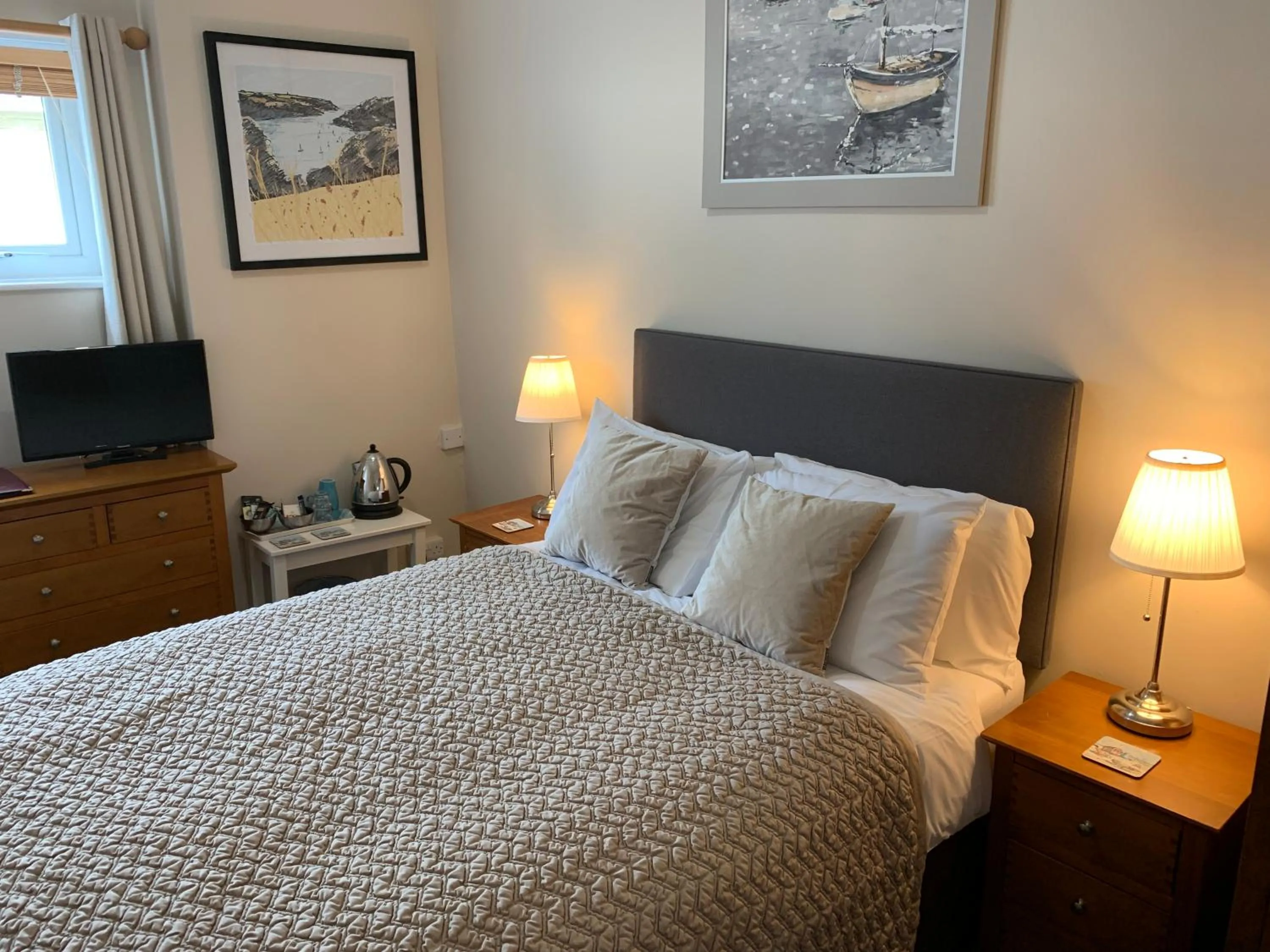 Bedroom, Bed in The Chestnuts