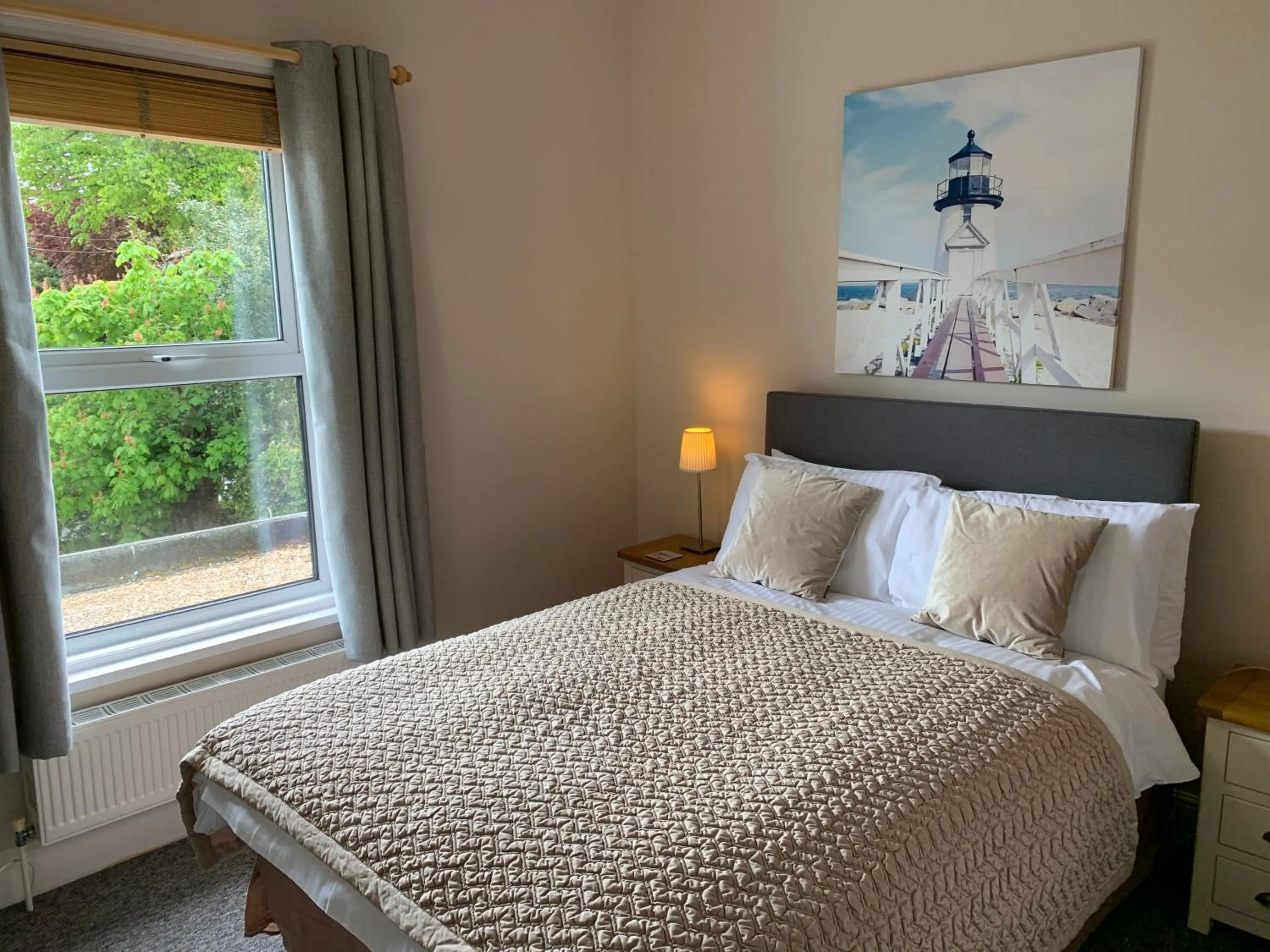 Bedroom, Bed in The Chestnuts