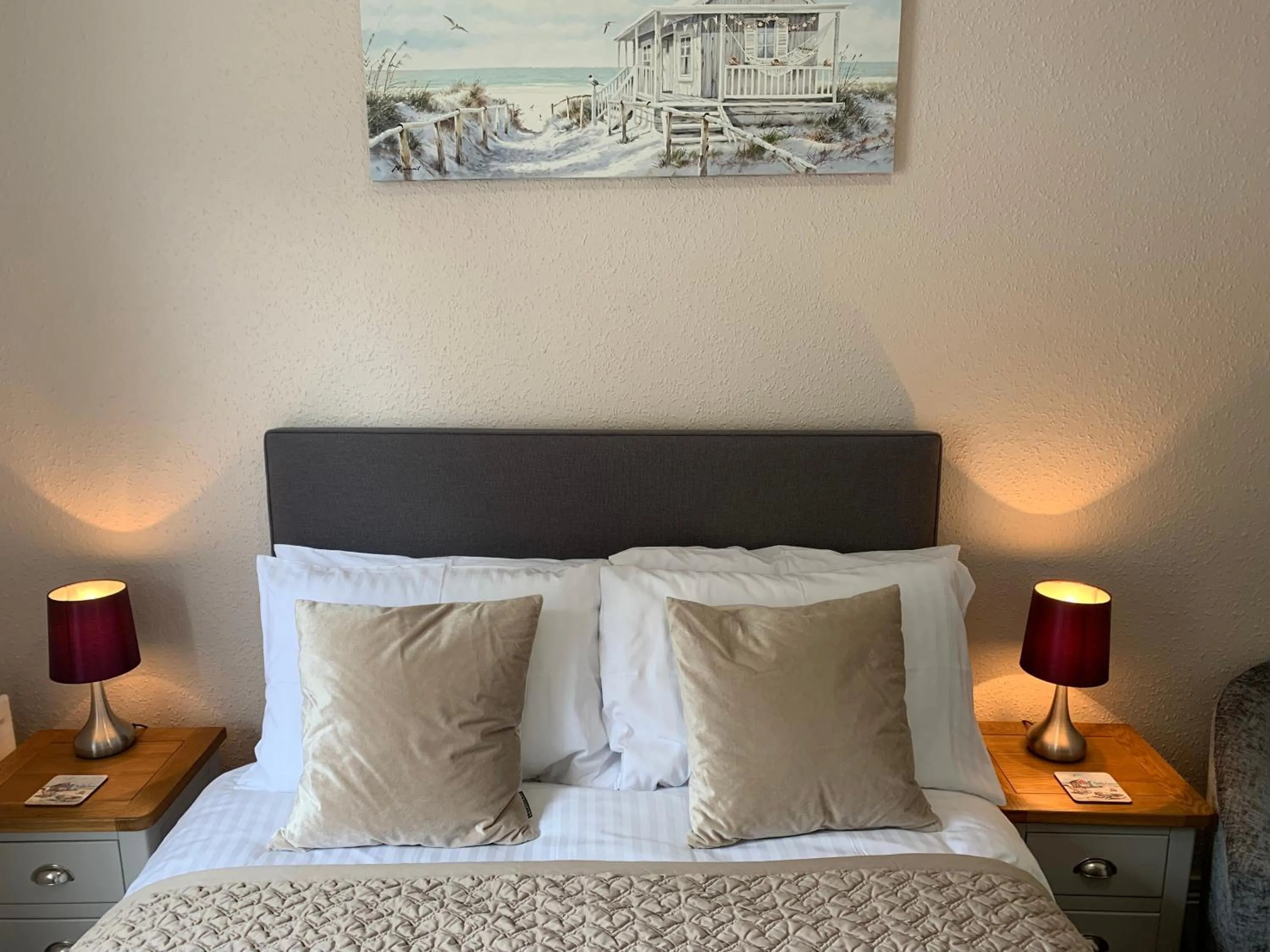 Bedroom, Bed in The Chestnuts