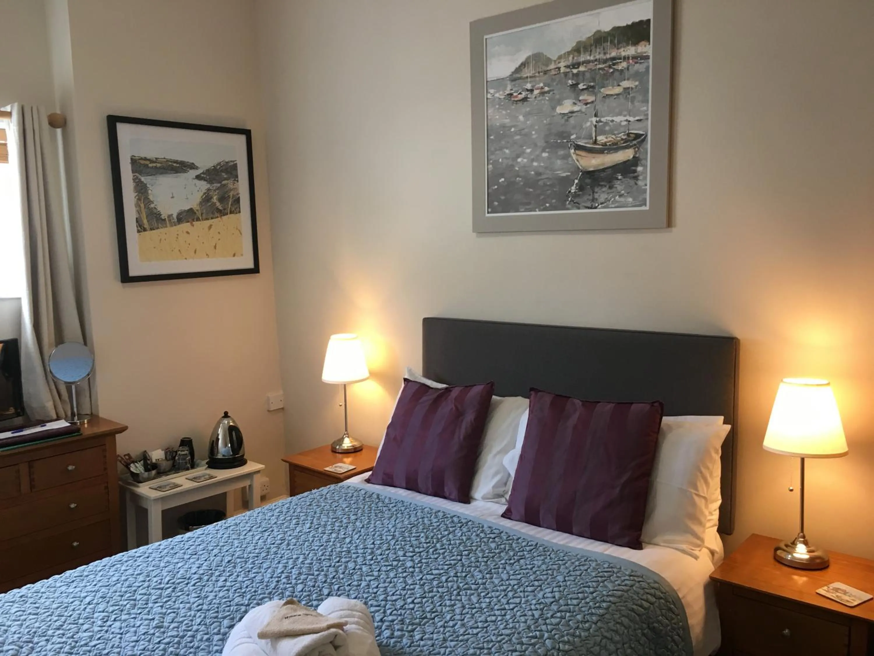 Photo of the whole room, Bed in The Chestnuts