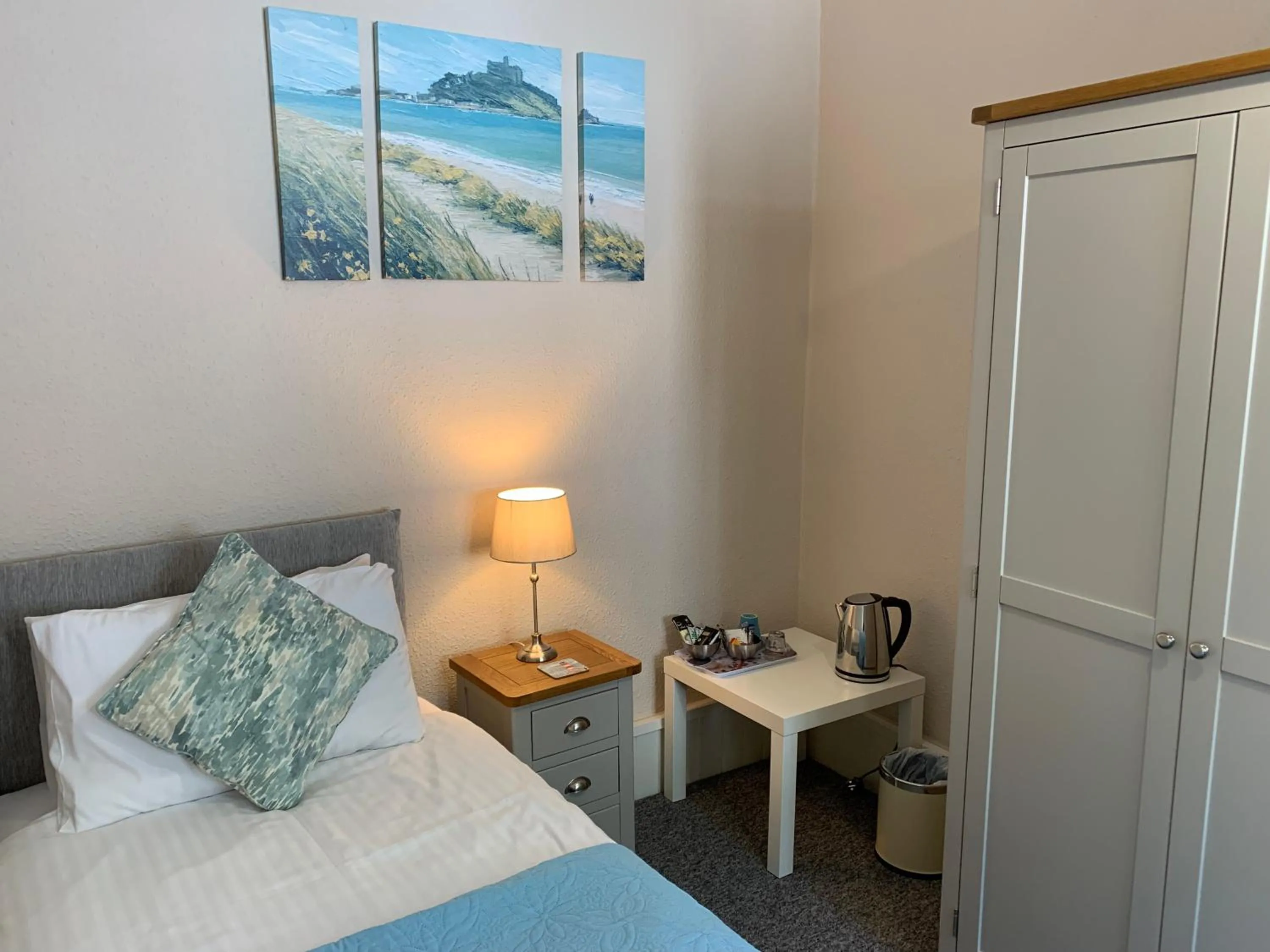 Bedroom, Bed in The Chestnuts