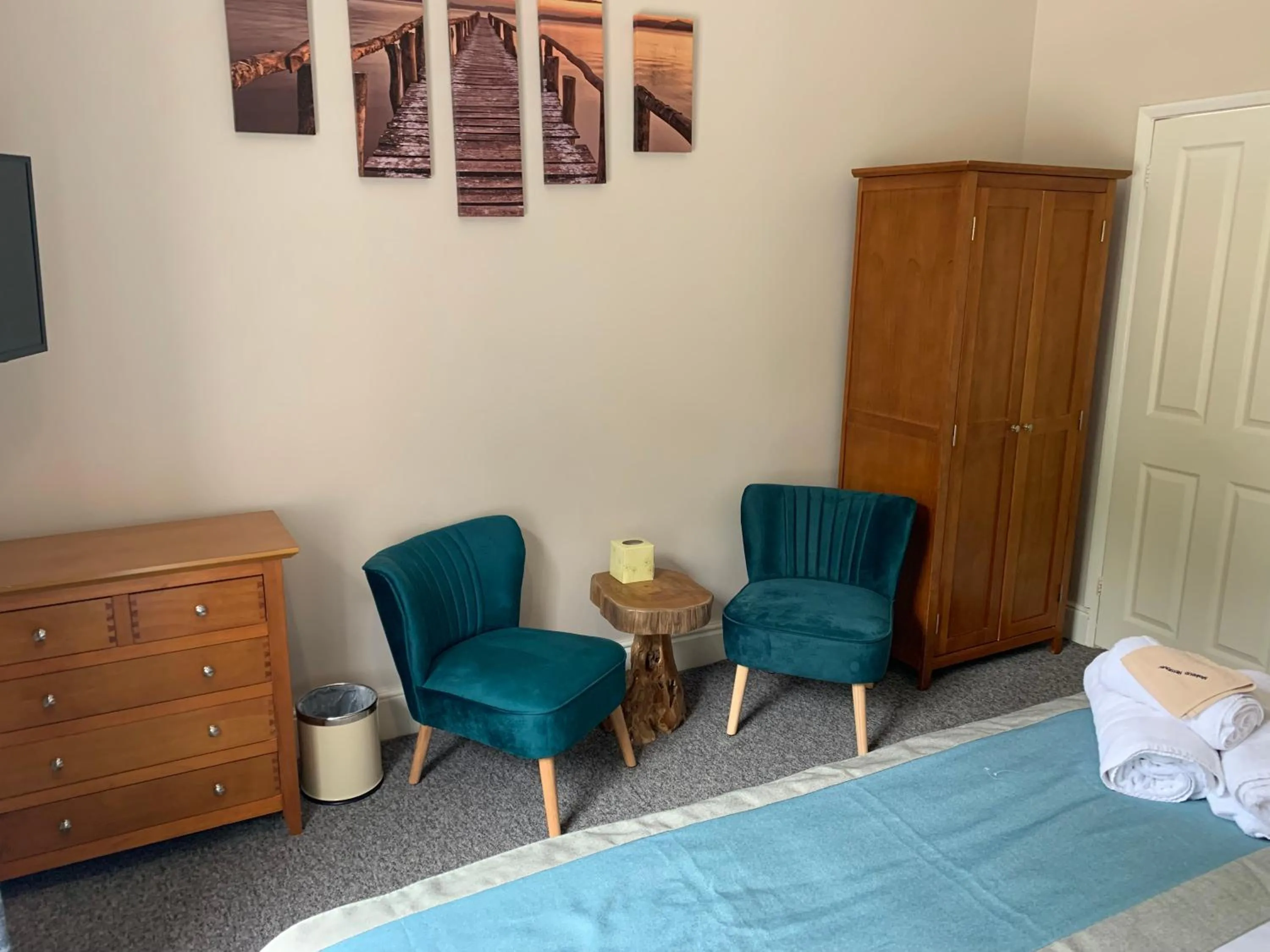 Bedroom, Bed in The Chestnuts