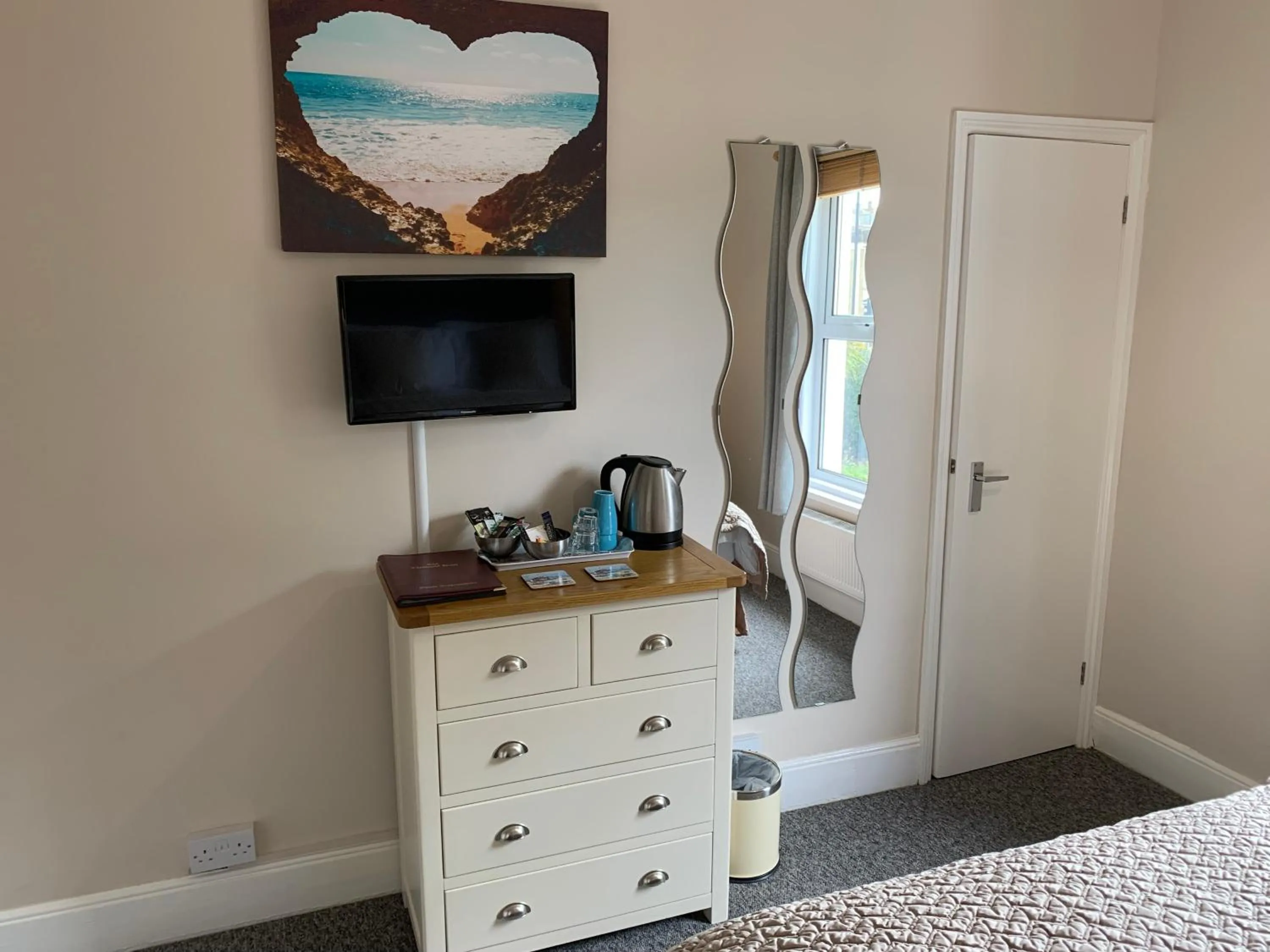 Bedroom, Bed in The Chestnuts