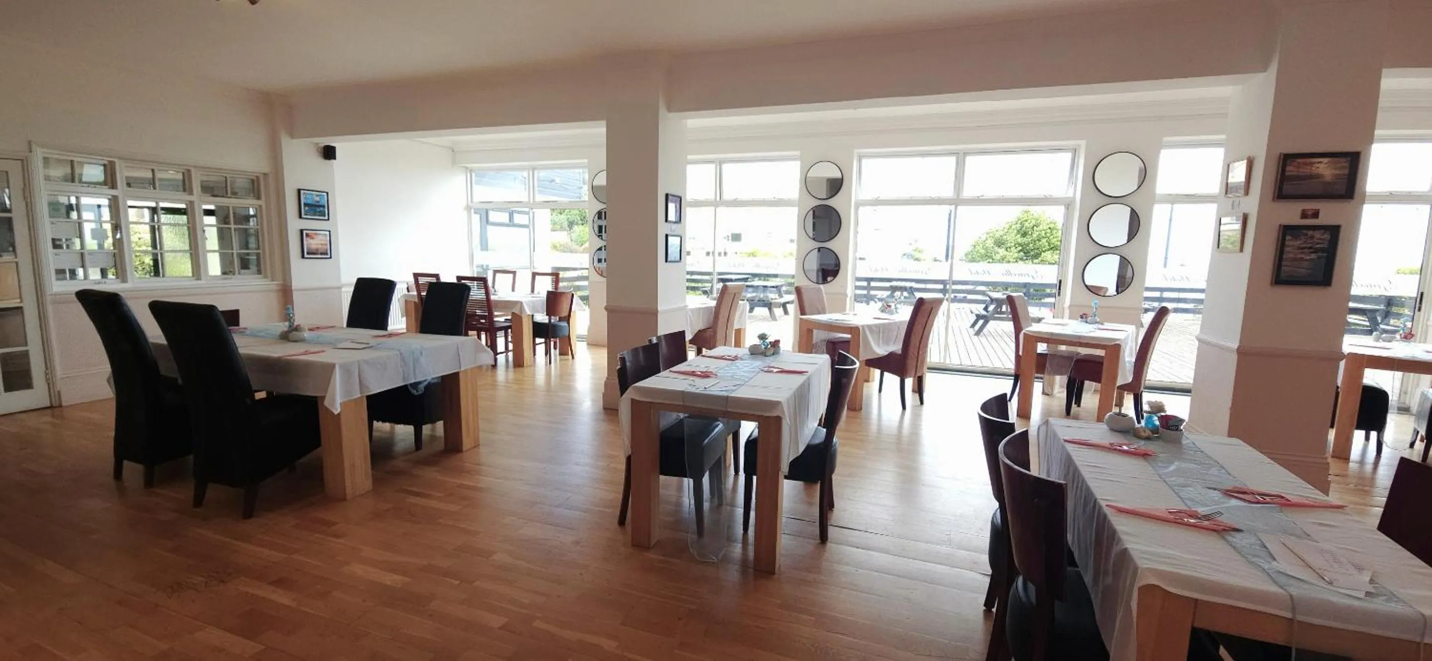 Dining area in Sunrise Hotel