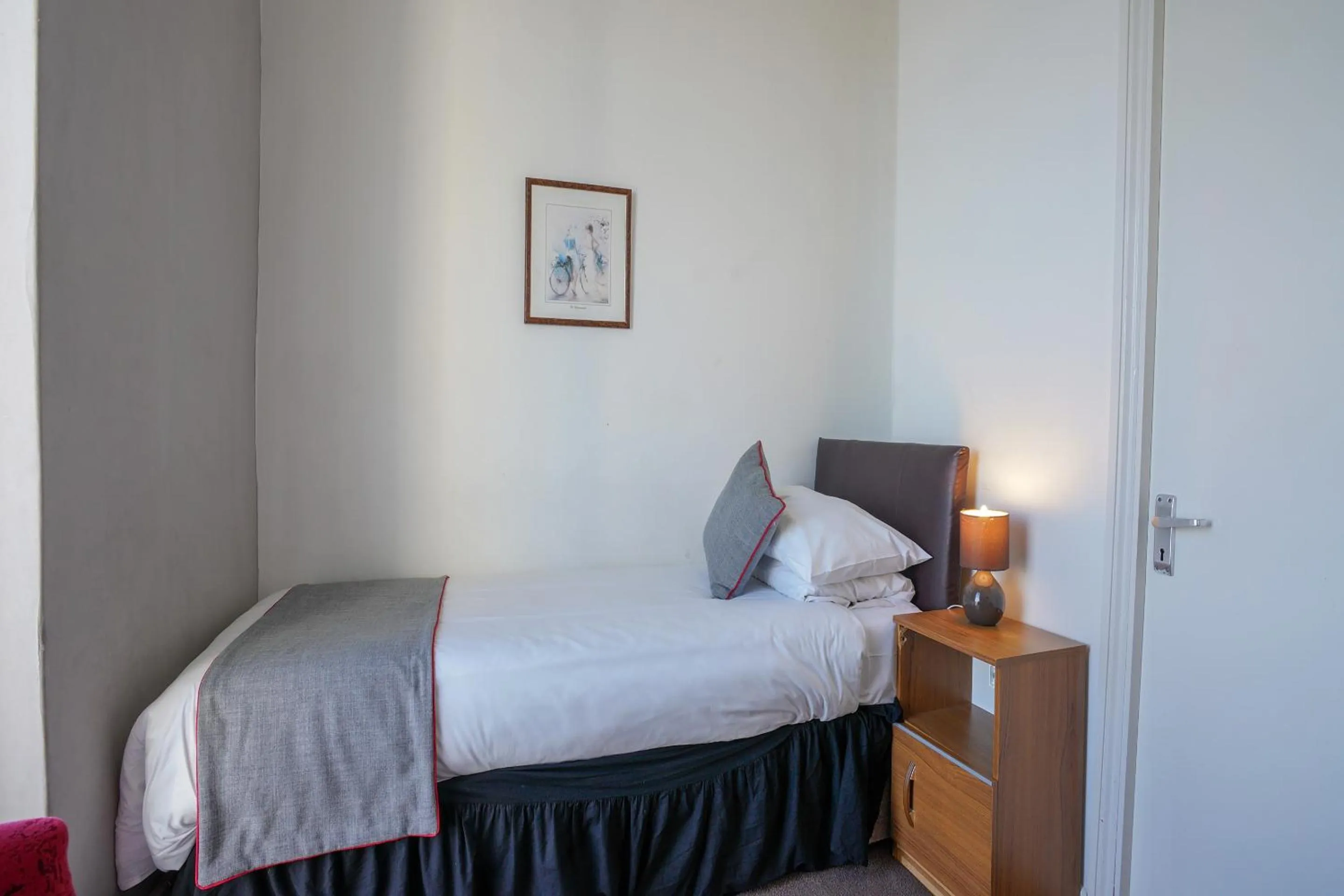 Bedroom, Bed in OYO Shanklin Beach Hotel