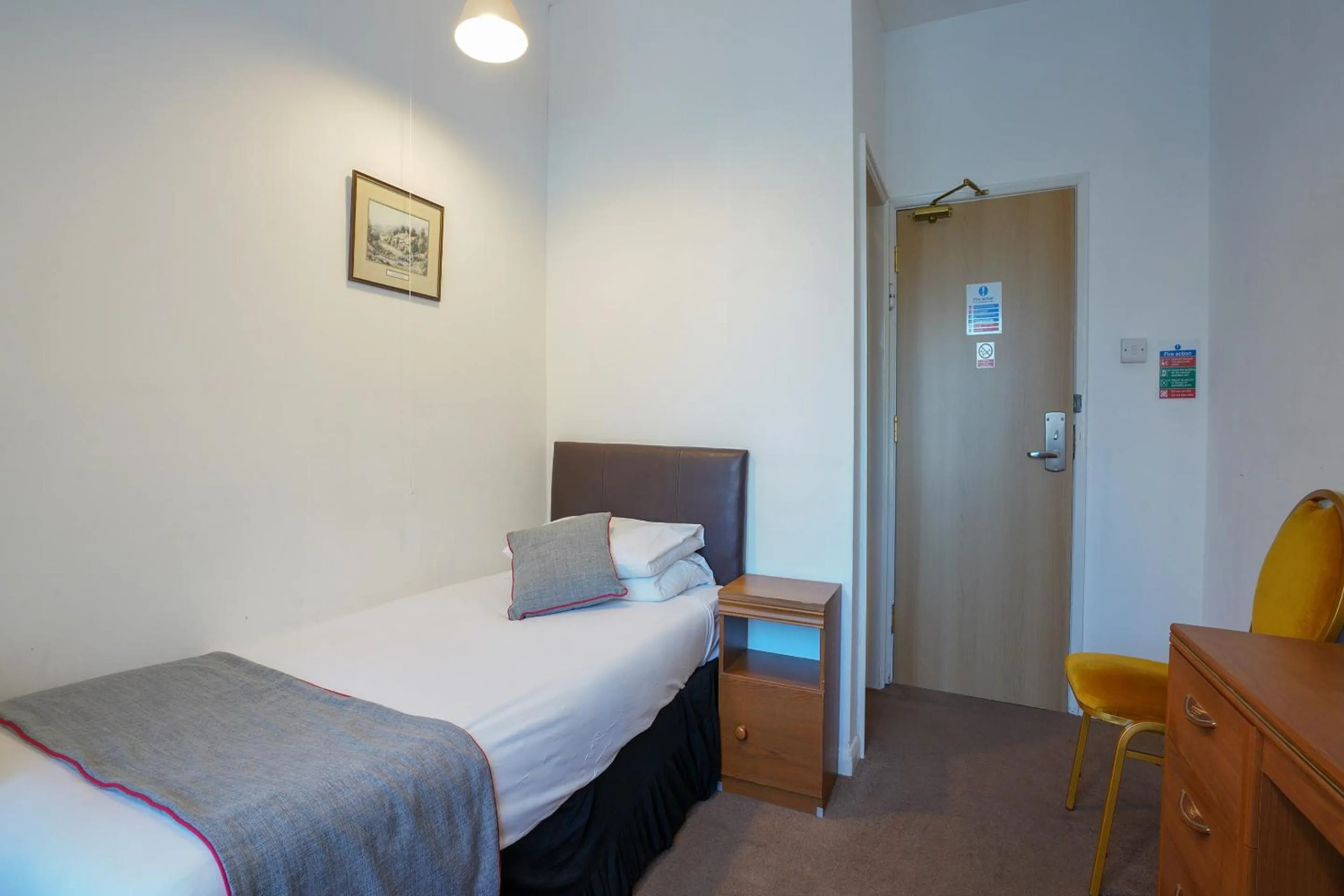 Bedroom, Bed in OYO Shanklin Beach Hotel