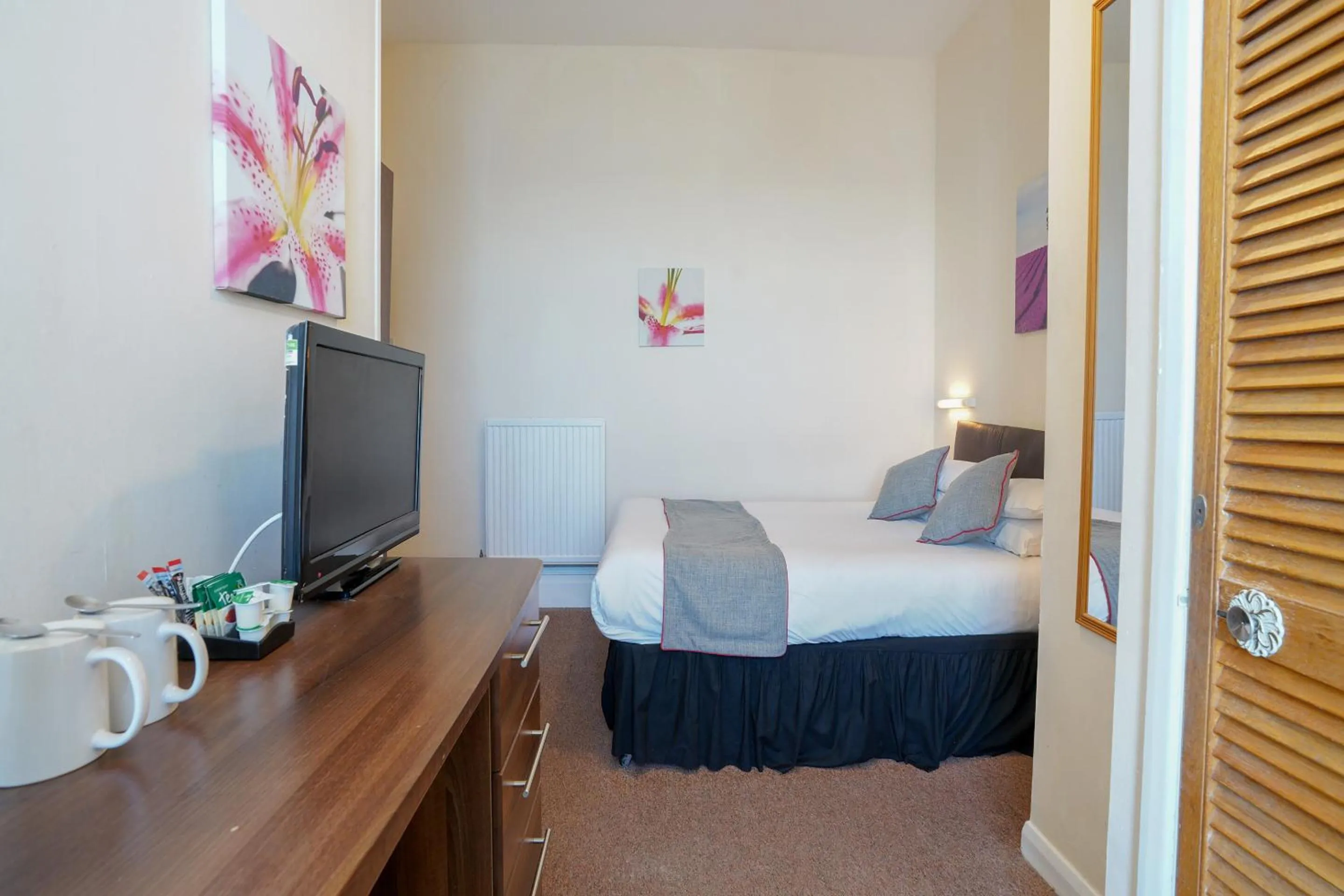 Bedroom, Bed in OYO Shanklin Beach Hotel