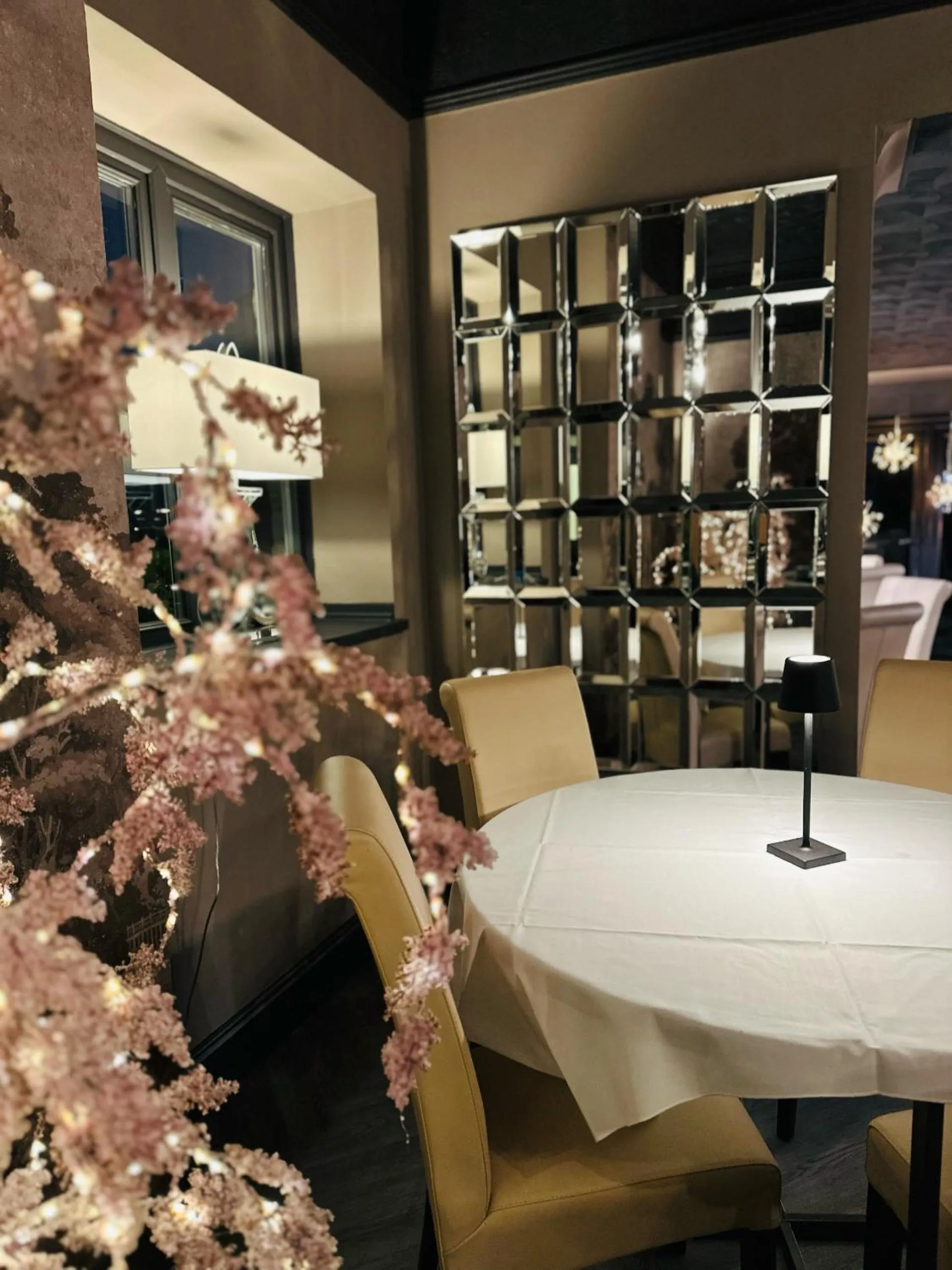 Restaurant/places to eat in The Q Hotel