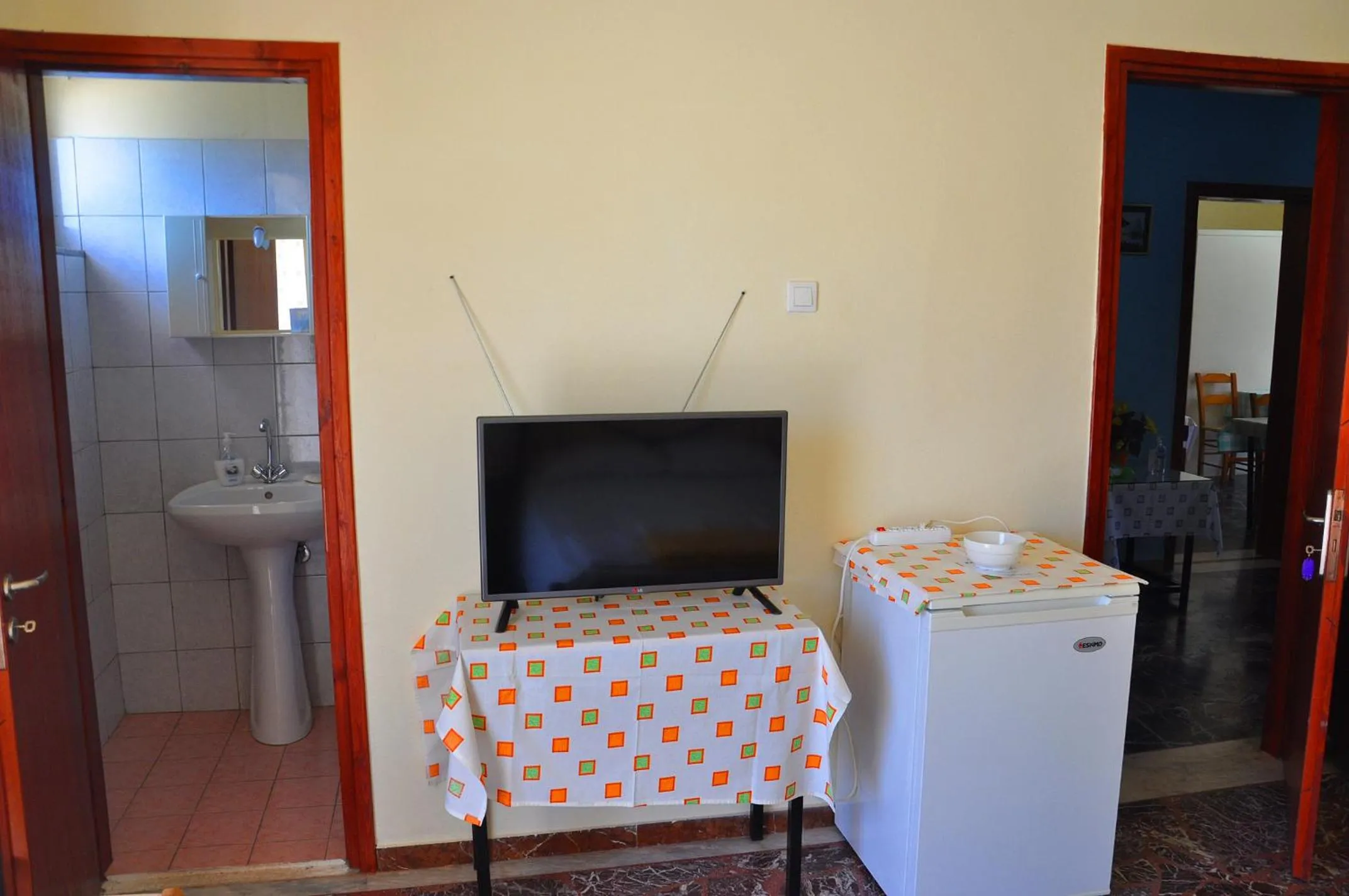 Communal lounge/ TV room in Vai Rent Rooms