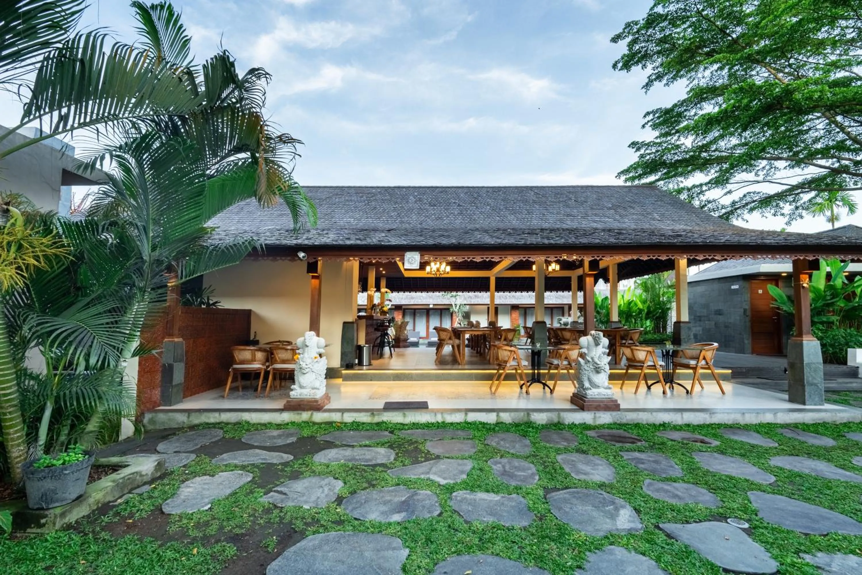 Restaurant/places to eat in Puri Andong Villa