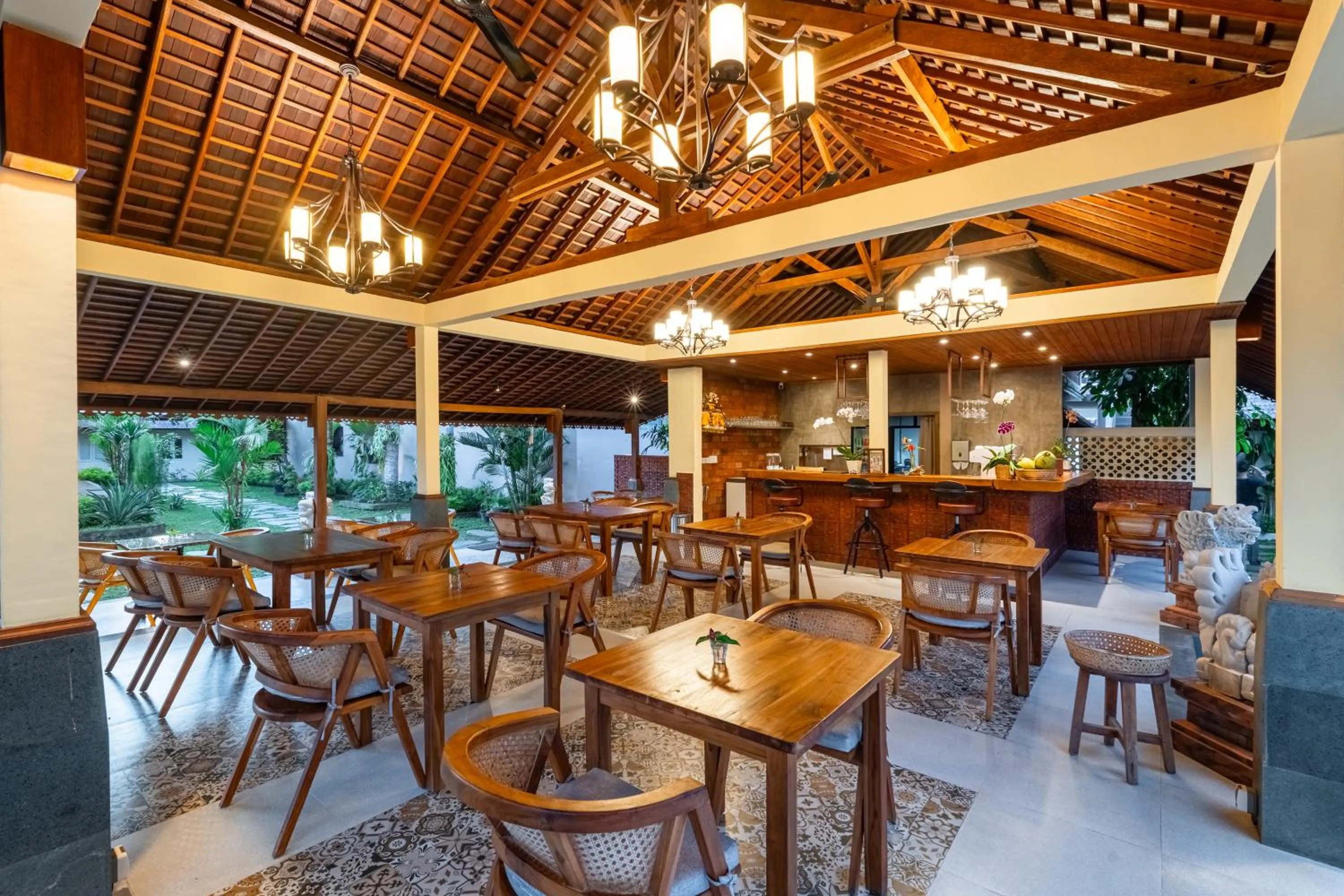 Restaurant/places to eat in Puri Andong Villa