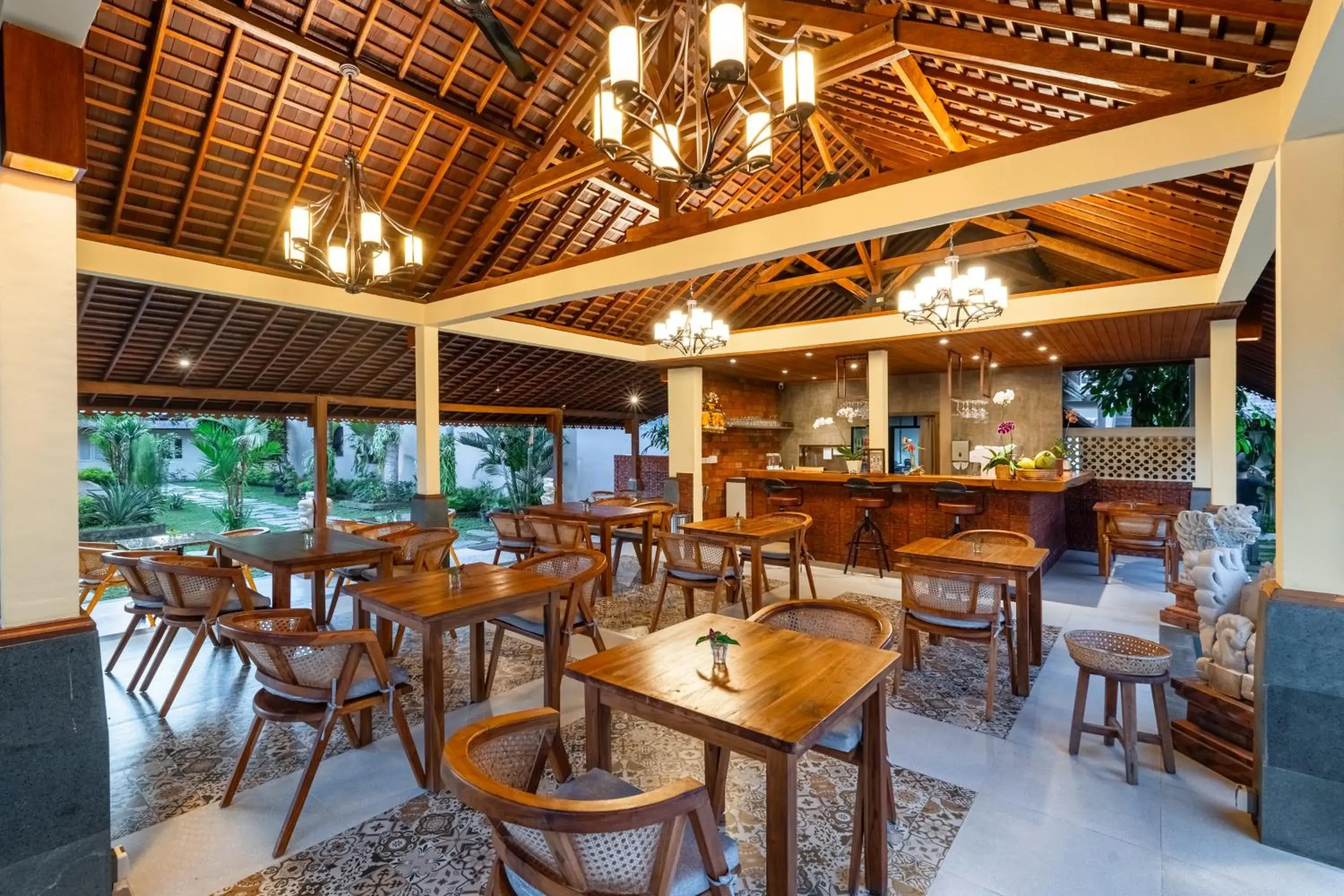 Restaurant/places to eat in Puri Andong Villa Restaurant/places to eat in Puri Andong Villa