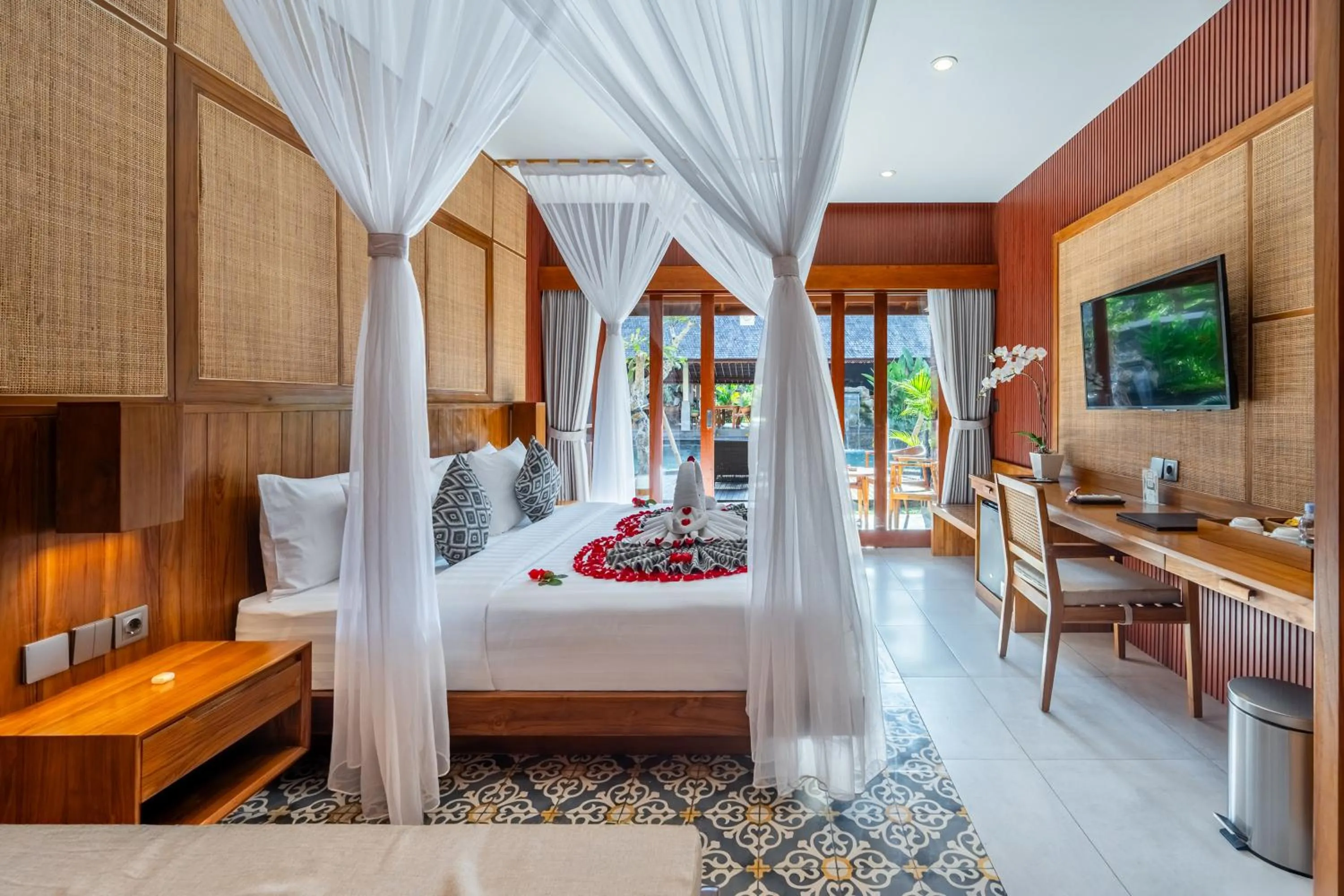 TV and multimedia, Bed in Puri Andong Villa