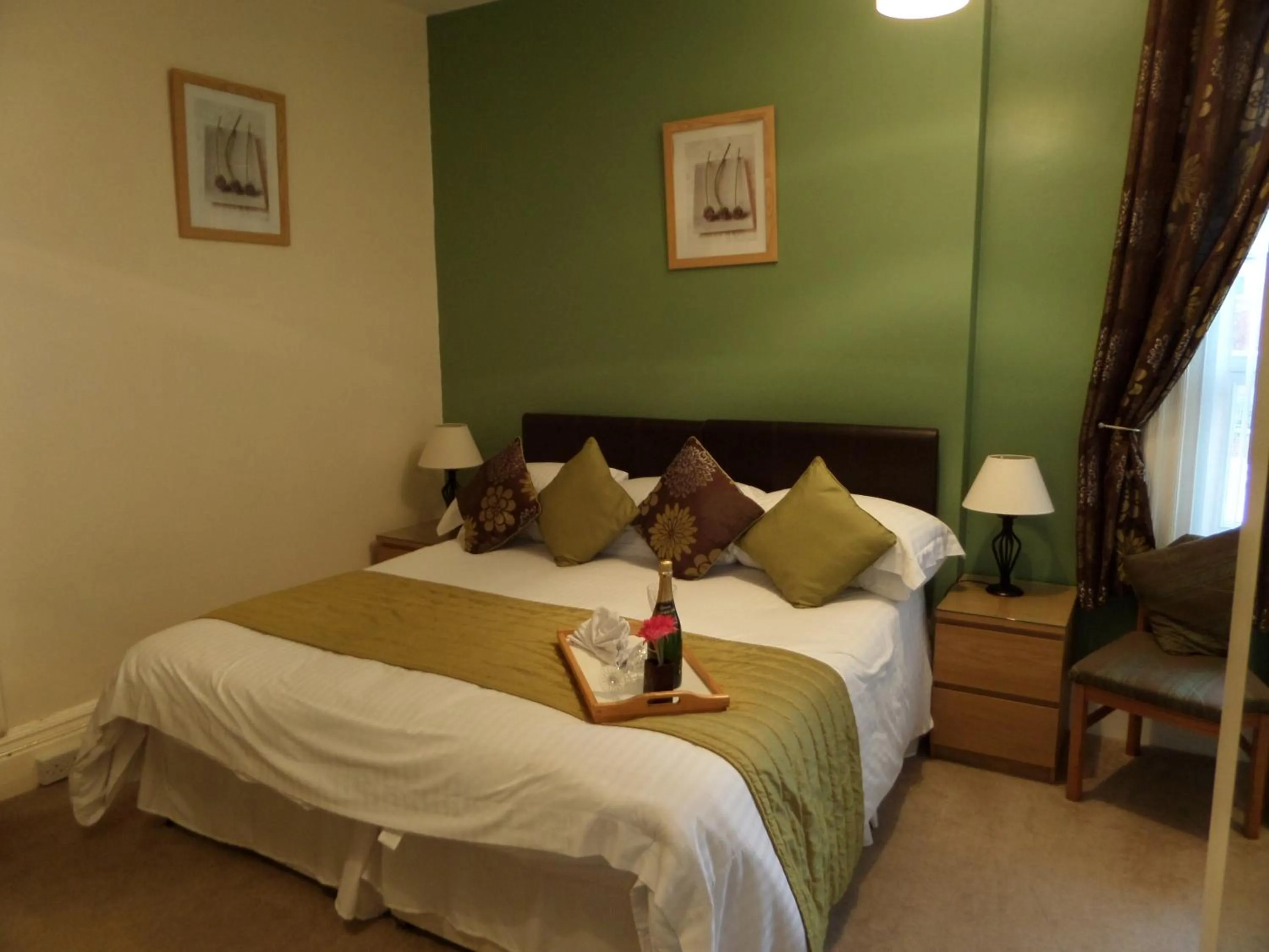 Photo of the whole room, Bed in The Grays