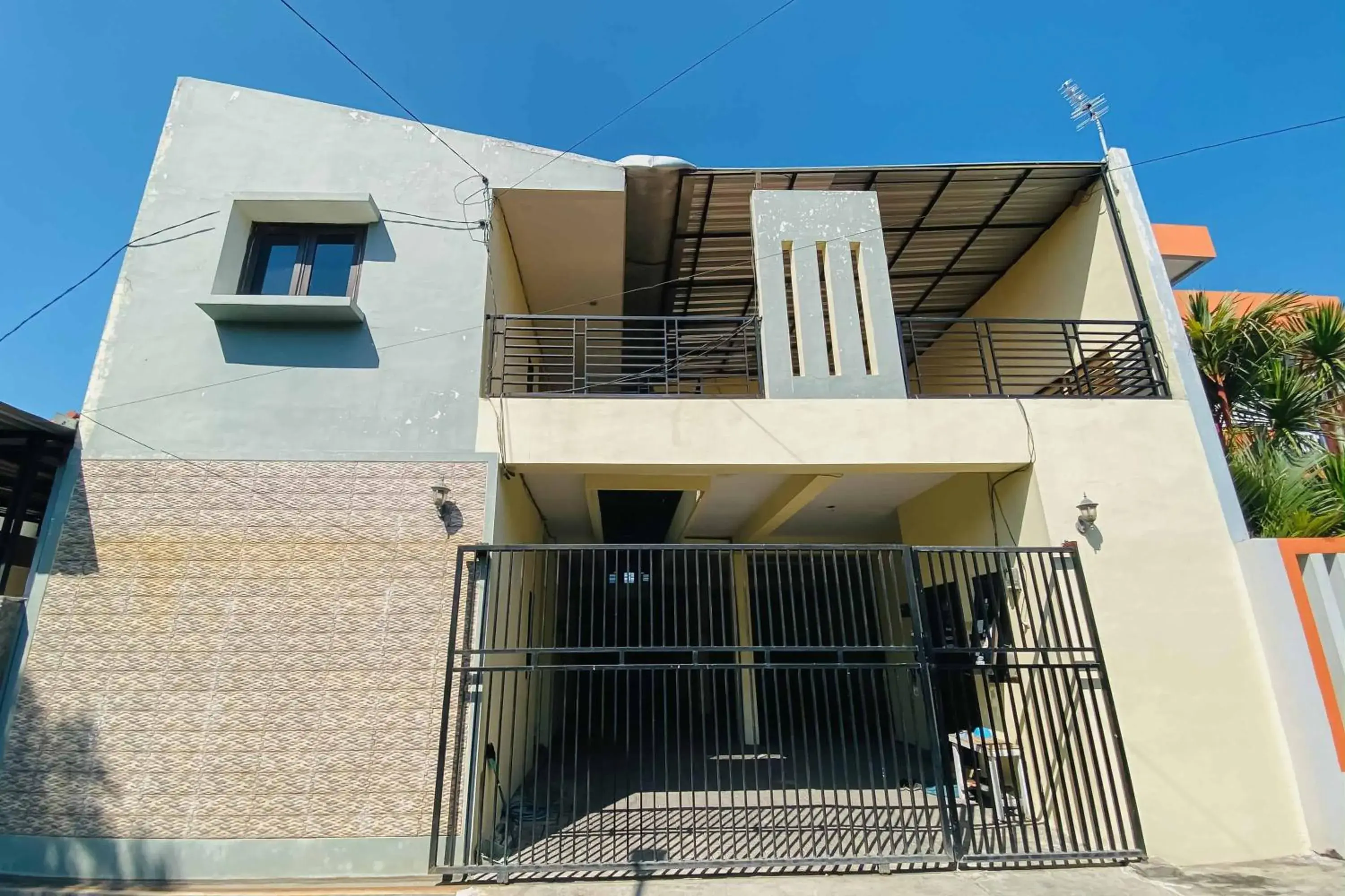 Property building in Kanca Homestay Syariah RedPartner near GOR Untung Suropati Property building in Kanca Homestay Syariah RedPartner near GOR Untung Suropati