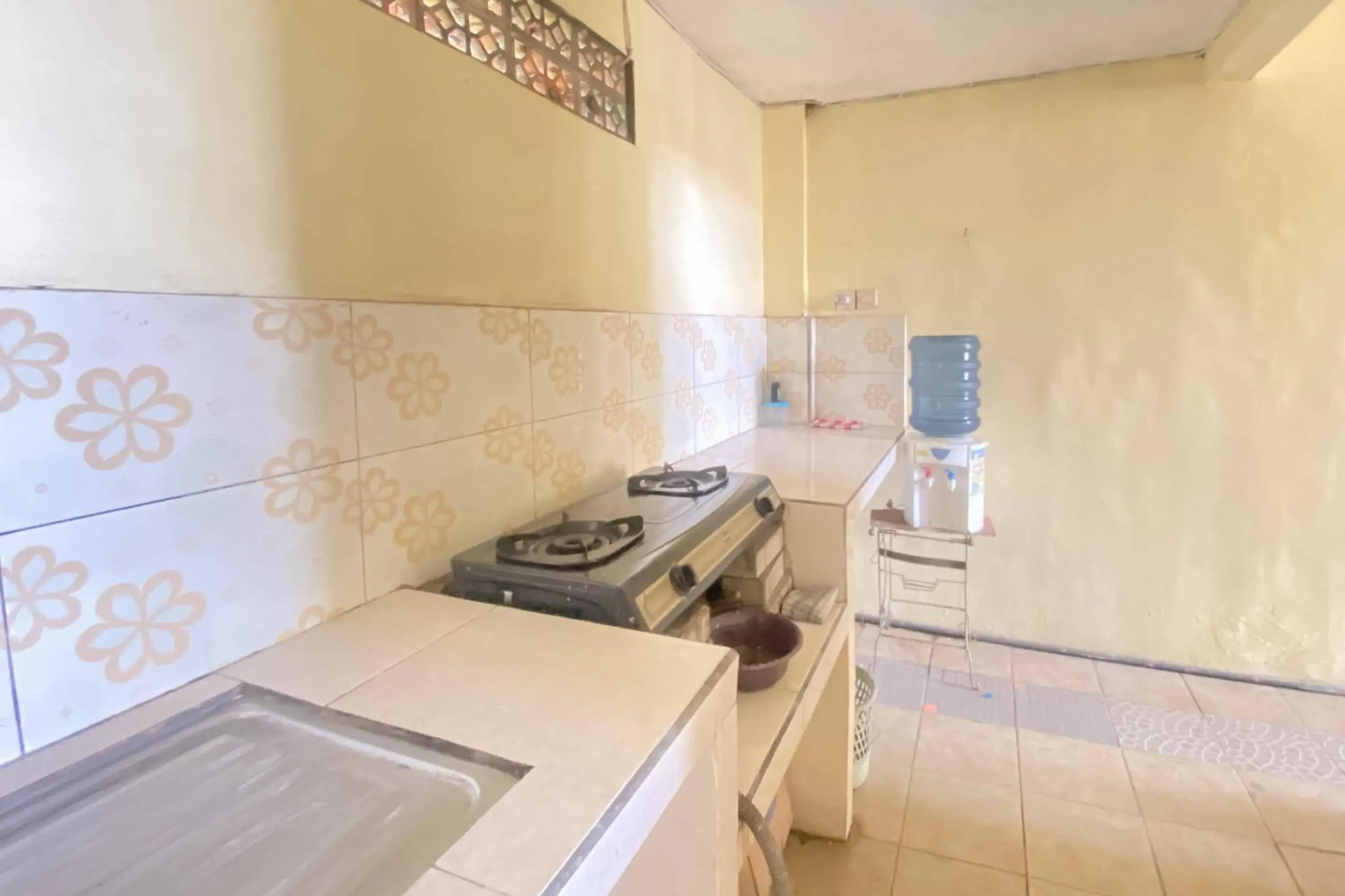 Kitchen or kitchenette in Kanca Homestay Syariah RedPartner near GOR Untung Suropati Kitchen or kitchenette in Kanca Homestay Syariah RedPartner near GOR Untung Suropati