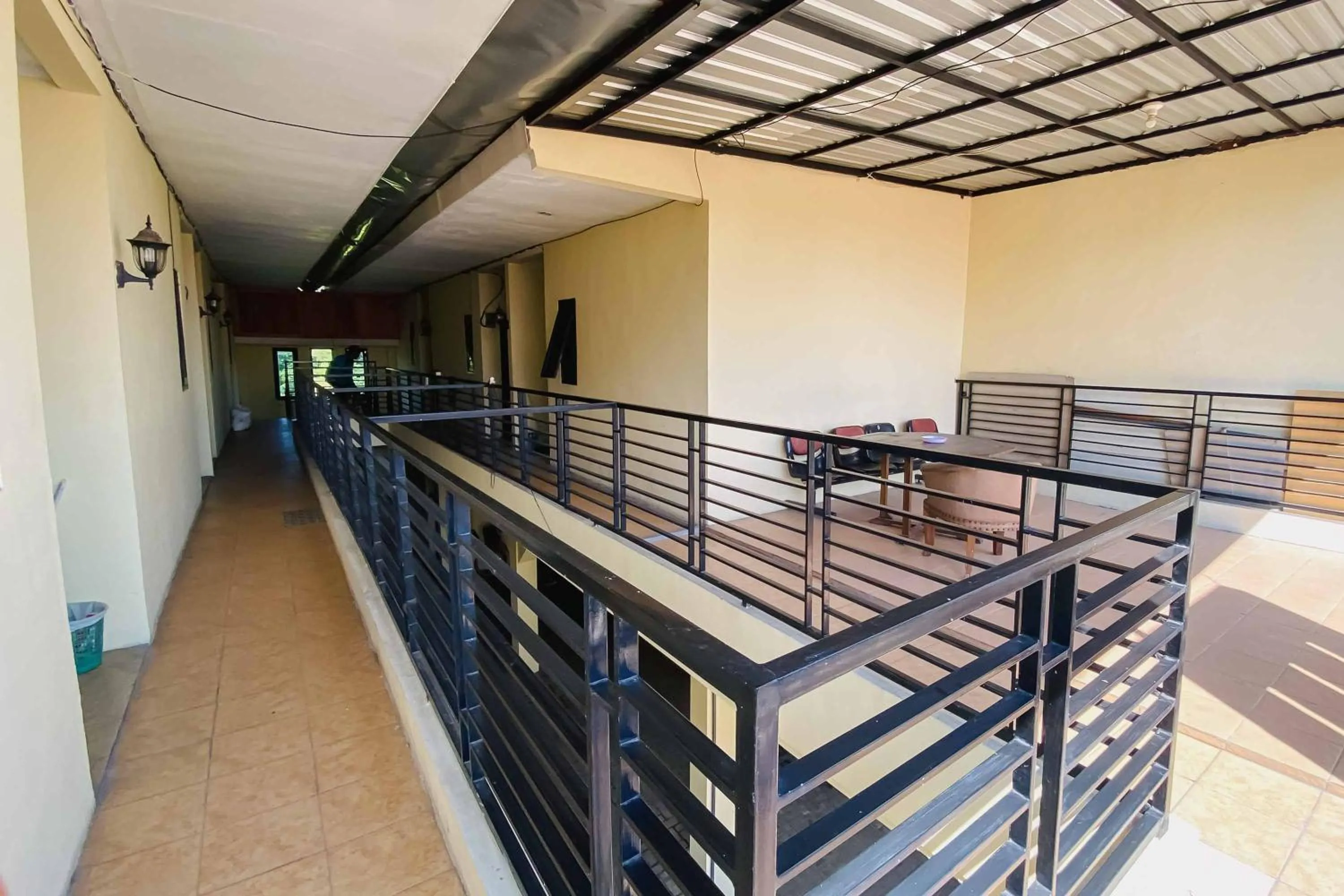 Balcony/Terrace in Kanca Homestay Syariah RedPartner near GOR Untung Suropati