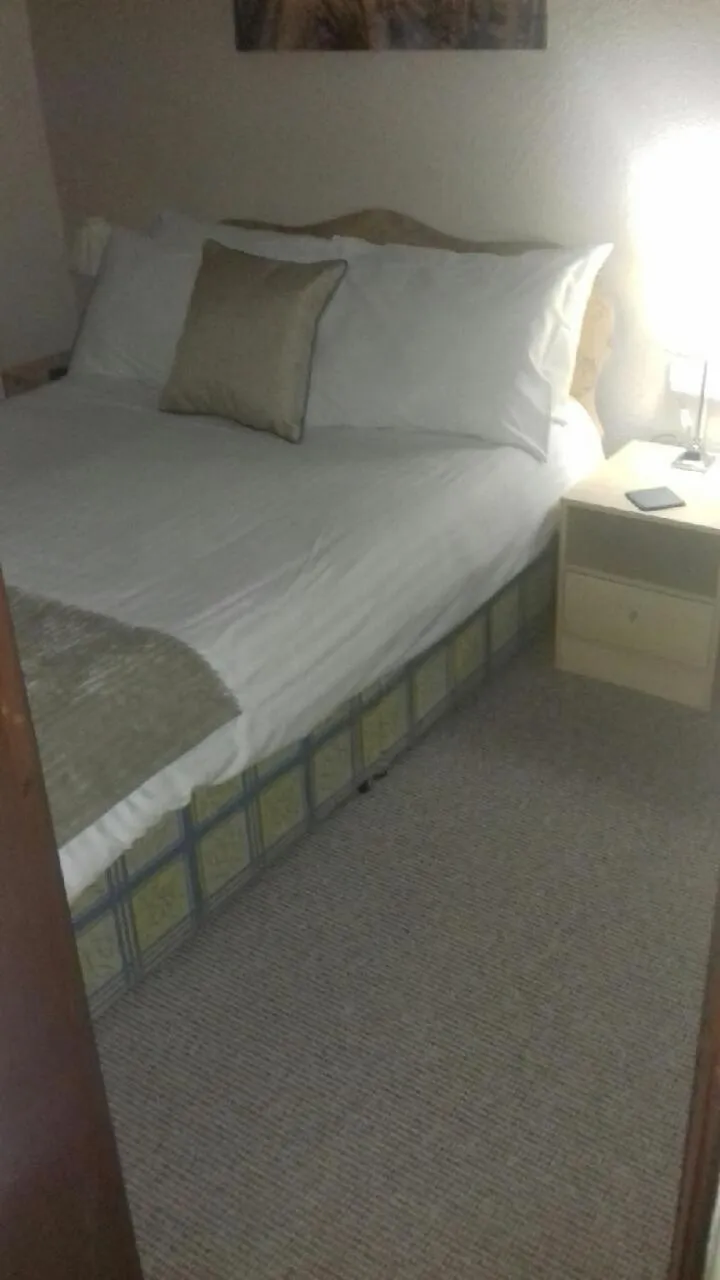 Shower, Bed in Lynwood Hotel