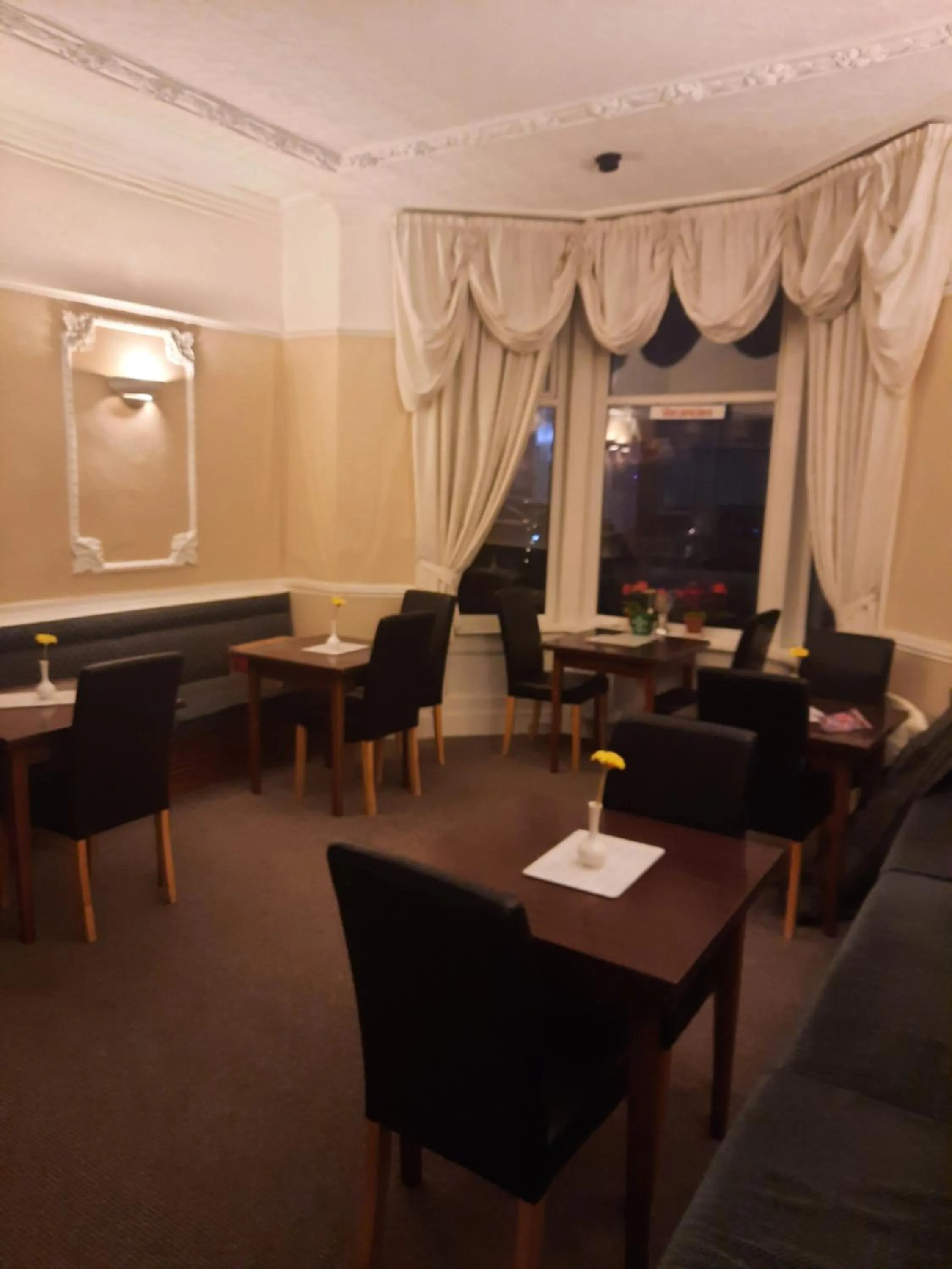 Lounge or bar in Lynwood Hotel